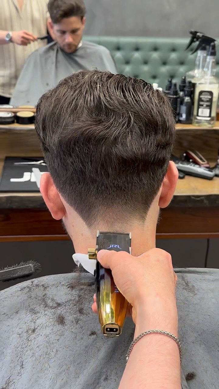 Klassisk och stilren 🔥
Vilken stil är din favorit?
Boka tid hos oss via länken i vår profil!
Välkommen till Mastercut 💈
•
#barber #stockholm #barbershop #södermalm #barberstockholm #mastercutsweden #frisör #hair #hårklippning #barberlife
