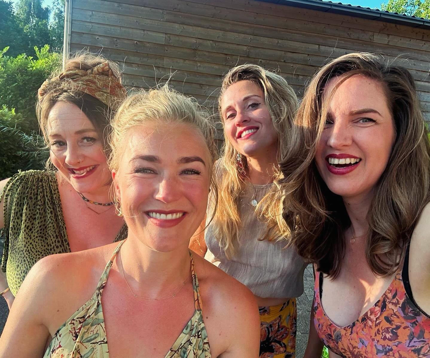 Zingen in de laatste zonnestralen bij @golfcluboverbrug ⛳️ ☀️ Da’s geen straf.
Nu gaan we ons klaar maken voor het volgende evenement wat ons te wachten staat: Simone’s bruiloft 😍💍