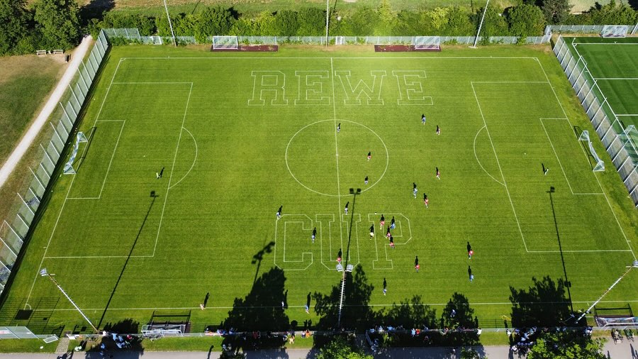 Der Rewe-Pfingstkick ist zu Ende. Bei herrlichem Wetter wurde den ganzen Tag auf allen vier Plätzen gespielt.
Durch zahlreiche Aktionen und Verkaufsstände, war für jeden etwas geboten.
Wir bedanken uns herzlich bei allen Helfern, Spielern und Eltern, sowie bei unserem Sponsor Rewe Erdem aus Poing. @rewe 🟡🔵