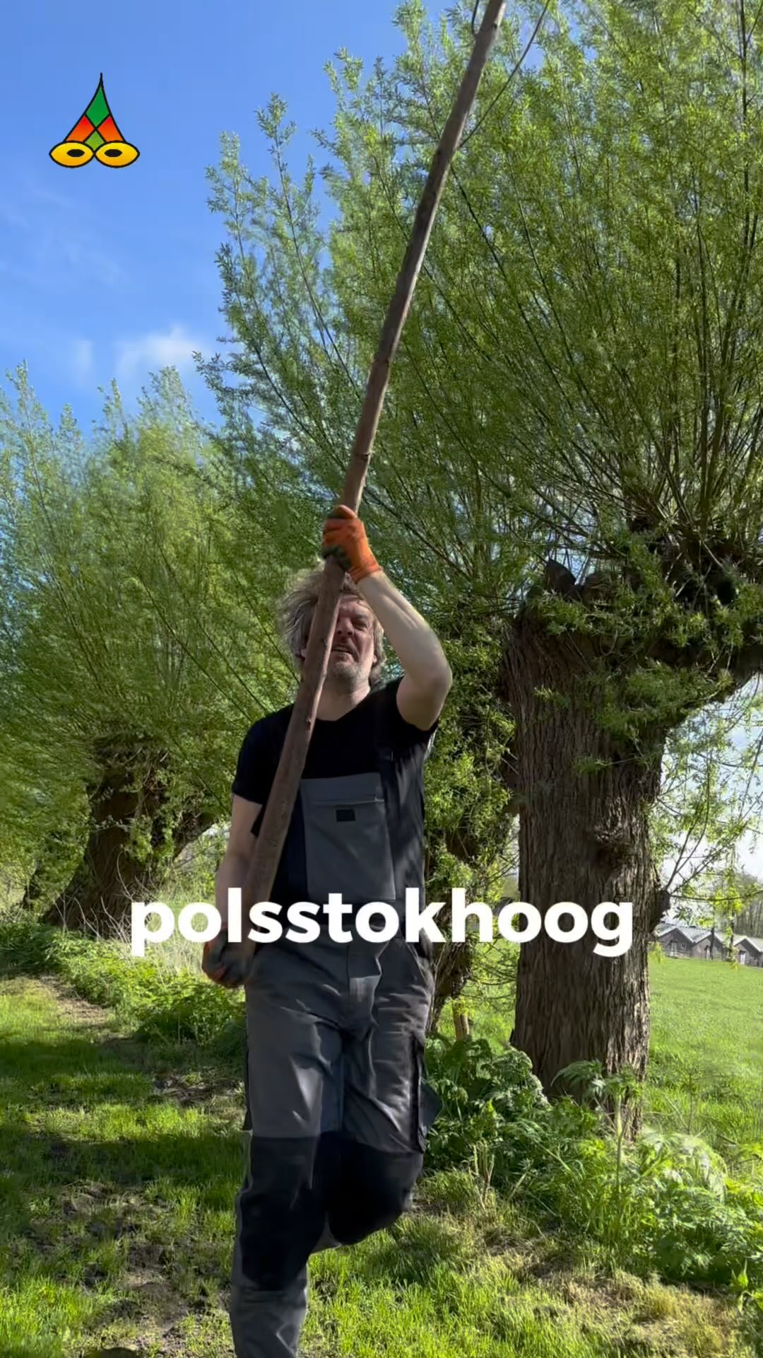 - Polsstokhoog
Soms lijkt iets te hoog, toch is dat een kwestie van springen
Een hermeesterde versie,
geïnspireerd door de sprong van ‘Mondo’ Duplantis –
ZESMETERACHTENTWINTIG! (6.28)
Zelfs Trump kan dit record niet claimen.
Hou je van ‘Sportiezie’
Volg @poeziejournaal : dichterlijke reportages over sport, kunst, koken, klussen, handel, natuur en liefde.❤️
#poëziejournaal #spokenword #houdezonzijde #duplantis #polsstokhoogspringen
#optreden #sportpoëzie #dichterindeoveral #trump