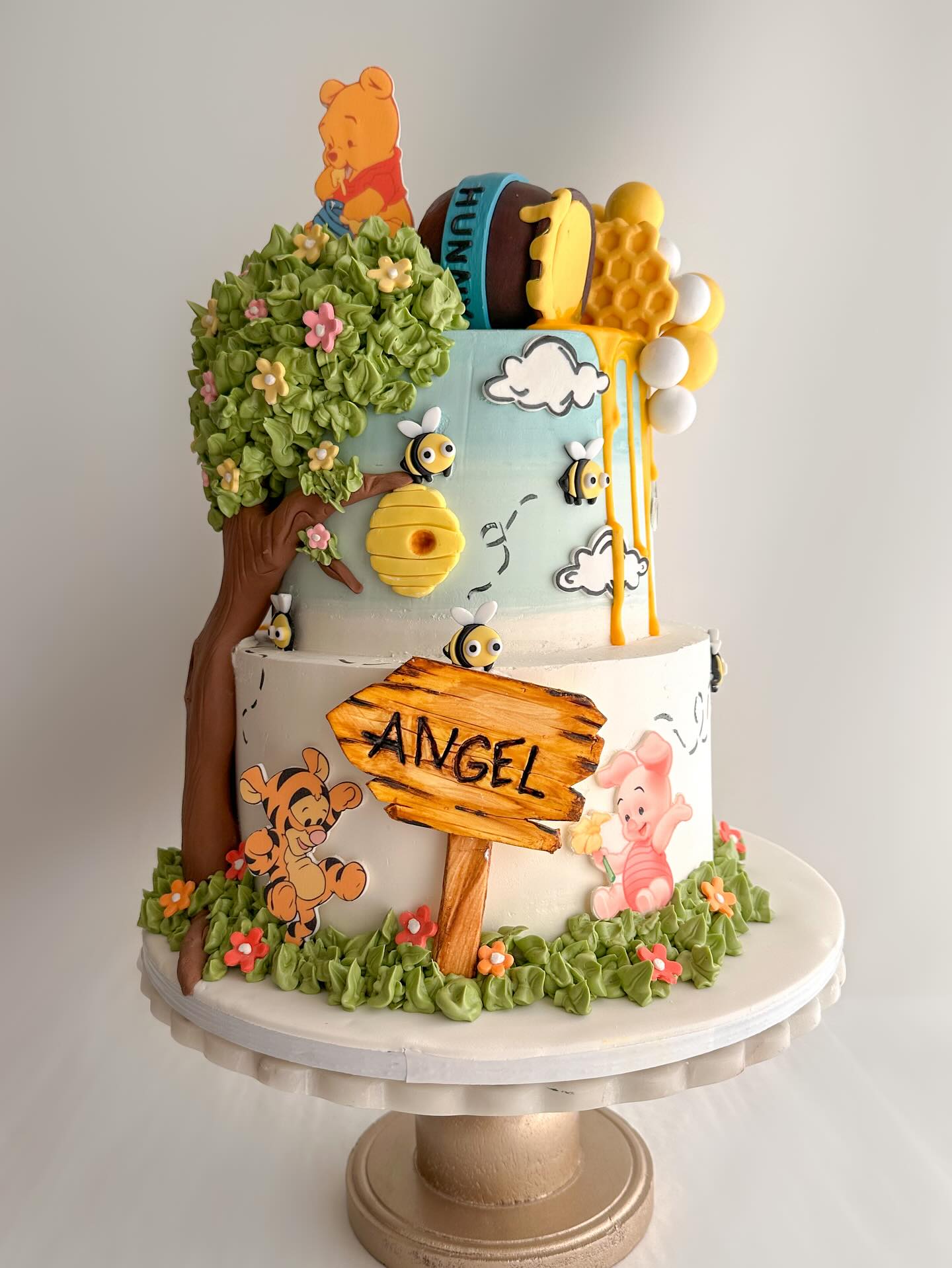 Nothing sweeter than this cake… except HUNNY!
#winniethepoohcake #babyshower #babyshowercake #winniethepoohbabyshower #birthdaycake