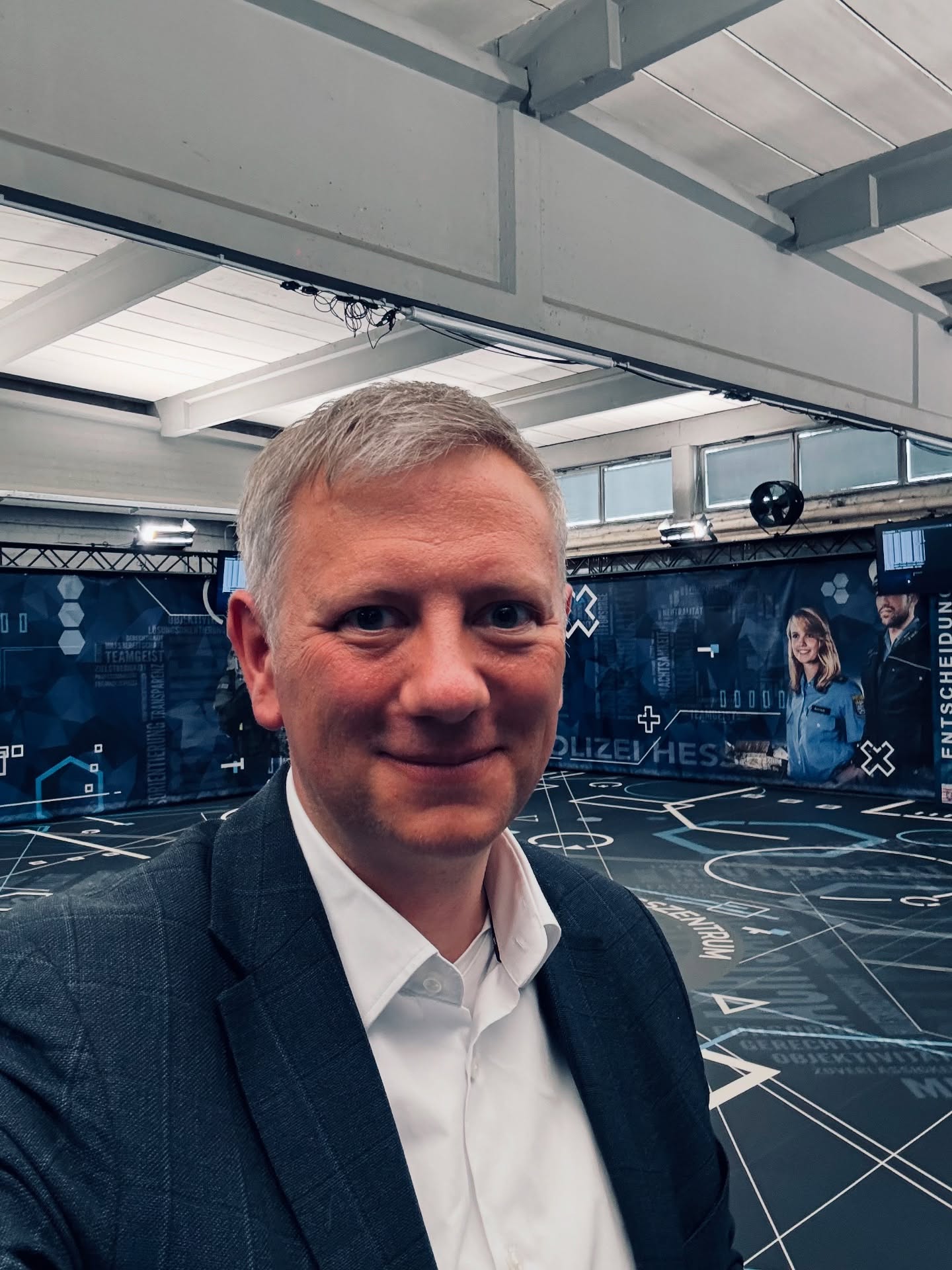 Moderne Polizeiarbeit braucht moderne Ausbildung. Die neue Virtual-Reality-Trainingsanlage an der HöMS ist ein sinnvoller Beitrag, um Einsatzkräfte realitätsnah und sicher auf komplexe Lagen vorzubereiten – von Kommunikation über Taktik bis hin zur Stressbewältigung.
Es ist gut, dass diese Technologie jetzt auch in Hessen zum Einsatz kommt. Aber es braucht mehr als Einzelprojekte und symbolische Meilensteine. Entscheidend ist, dass Innovation in der Ausbildung strukturell verankert wird – dauerhaft, flächendeckend und praxisnah.
Der Rechtsstaat lebt von gut ausgebildeten, verlässlich unterstützten Beamtinnen und Beamten. Dafür braucht es eine klare Linie – nicht nur bei der Ausrüstung, sondern auch bei der Personalentwicklung und Ausbildungspolitik.