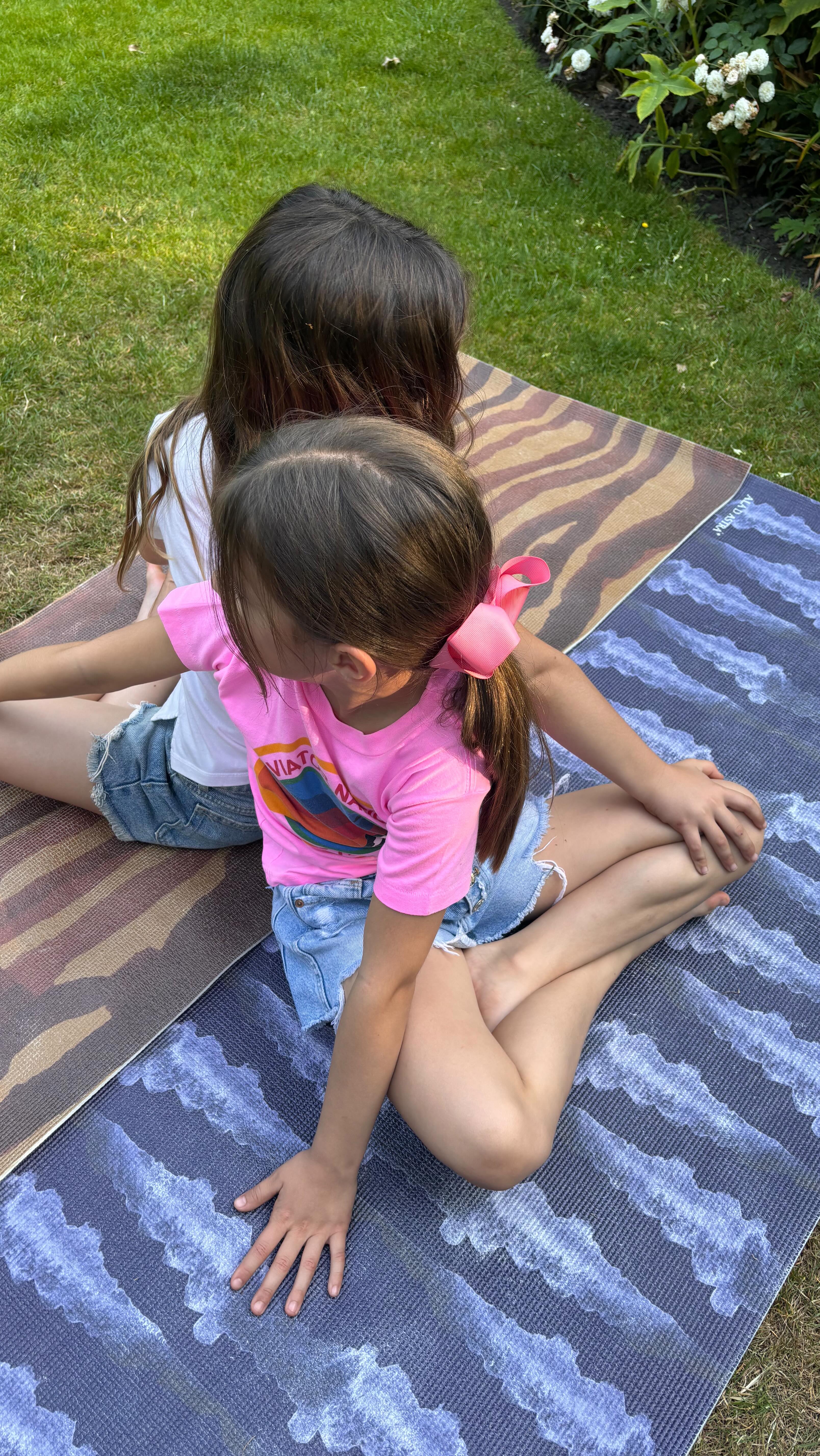 💕🌸 The sweetness of little girls making shapes in nature 💚