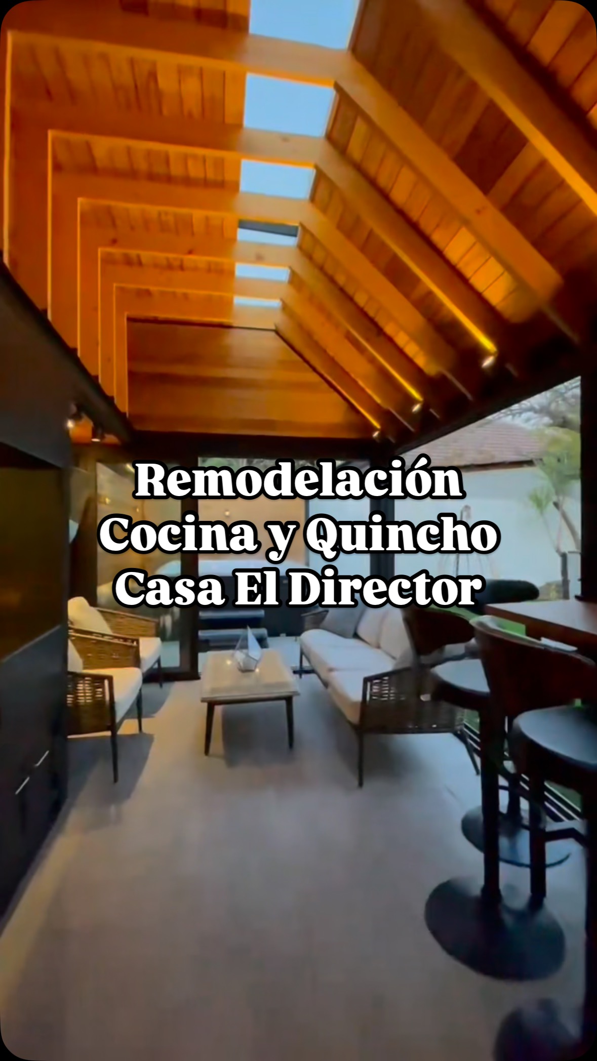 🎥 ¿Pensando en conectar tu quincho con la cocina? Es posible y puede ser la mejor decisión ✨
Este proyecto, diseñado por @lopeteguiarellano.arquitectos y @estudio__sala en el diseño de interiores, transformó la cocina en un espacio completamente conectado con el quincho. El quincho, además de funcionar como una ampliación de la casa, puede operar de manera independiente cuando se desea.
¿Por qué integrar el quincho con la cocina?
Optimización del espacio: Aprovecha el quincho como una extensión de la cocina cuando no se utiliza para la parrilla.
Versatilidad: El quincho puede adaptarse a diferentes usos, desde reuniones familiares hasta actividades recreativas.
Conexión con la naturaleza: Disfruta del aire libre y la luz natural sin salir de casa.
emol.com
Cumplimiento de la normativa vigente:
Este proyecto fue diseñado y ejecutado conforme a la Ordenanza General de Urbanismo y Construcciones (OGUC) y la Ordenanza del Plan Regulador Comunal de Las Condes, asegurando el cumplimiento de todas las normativas urbanísticas y de construcción aplicables.
💪🏼Gracias a la seca Danae por los vídeos! @estudio__sala .
#quincho #parrilla #diseño #madera #santiago #chile