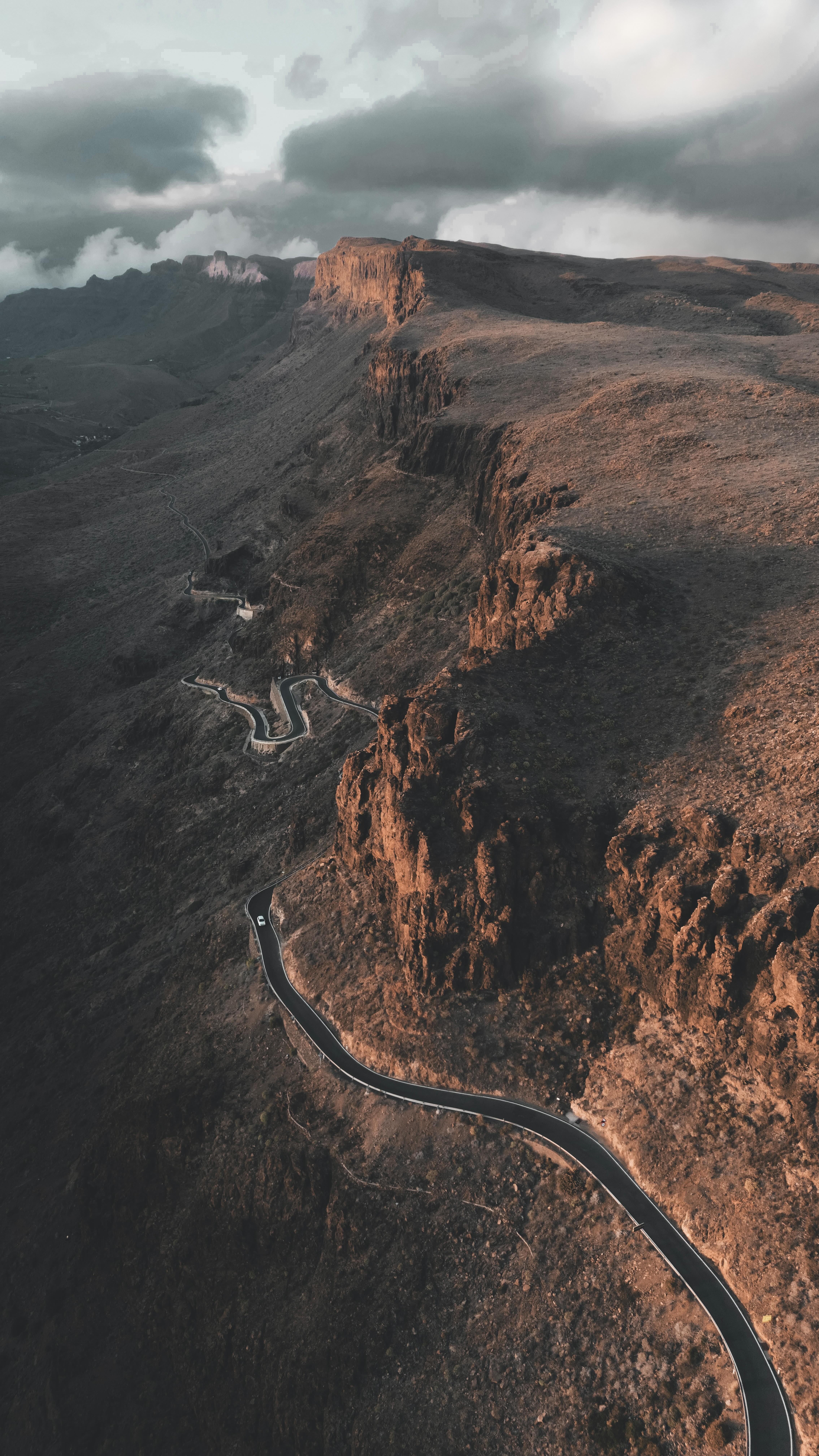 Der Mirador Astronómico de la Degollada de las Yeguas liegt ein paar Kilometer außerhalb von Maspalomas, zwischen Palmenhainen und einer kargen, fast marsähnlichen Landschaft. Tagsüber wirkt der Aussichtspunkt unscheinbar, fast verlassen. Doch sobald die Sonne hinter dem Horizont verschwindet, ändert sich alles. Dann beginnt der eigentliche Grund, warum viele den Weg hierher finden.
Denn kaum ein Ort auf Gran Canaria eignet sich besser, um den Nachthimmel zu beobachten. Die Höhe, die klare Luft und der fehlende Lichtsmog machen den Spot zu einem echten Geheimtipp für Astrofans und Nachtschwärmer. Mit etwas Geduld erkennt Ihr die Milchstraße, Sternbilder und manchmal sogar fallende Sterne, die über die Schlucht huschen. Die Plattform ist so ausgerichtet, dass Ihr den Blick frei über den Barranco de Fataga schweifen lassen könnt - tief eingeschnitten, weitläufig und komplett still.
Wenn Ihr auf Gran Canaria unterwegs seid und mehr erleben wollt als nur Strände und Städte, dann lohnt sich dieser kleine Abstecher. Am besten kommt Ihr mit dem Mietwagen, denn der Spot liegt etwas abgelegen. Warme Kleidung nicht vergessen, selbst im Sommer kann es abends schnell frisch werden. Und falls Ihr fotografieren wollt: Stativ mitnehmen und vorher den Sternenverlauf checken.
Hier oben fühlt sich alles ein bisschen weiter weg an. Der Alltag, das Rauschen der Stadt, das permanente Online-Sein. Nur Ihr, die Sterne und eine Landschaft, die selbst im Dunkeln eine gewisse Kraft ausstrahlt.
#grancanaria #miradorastronomico #degolladadelasyeguas #kanaren #nachthimmel #milchstraße #astrophotography #reiseblog #fokusfernweh #canaryislands #maspalomas #barrancodefataga #sternenhimmel #reisetipps #travelcanarias #offthepath #naturerlebnis #kanarischeinseln #travelphotography #grancanarianights #inselabenteuer #reisefotografie #nachtsunterwegs #stilleorte #slowtravel