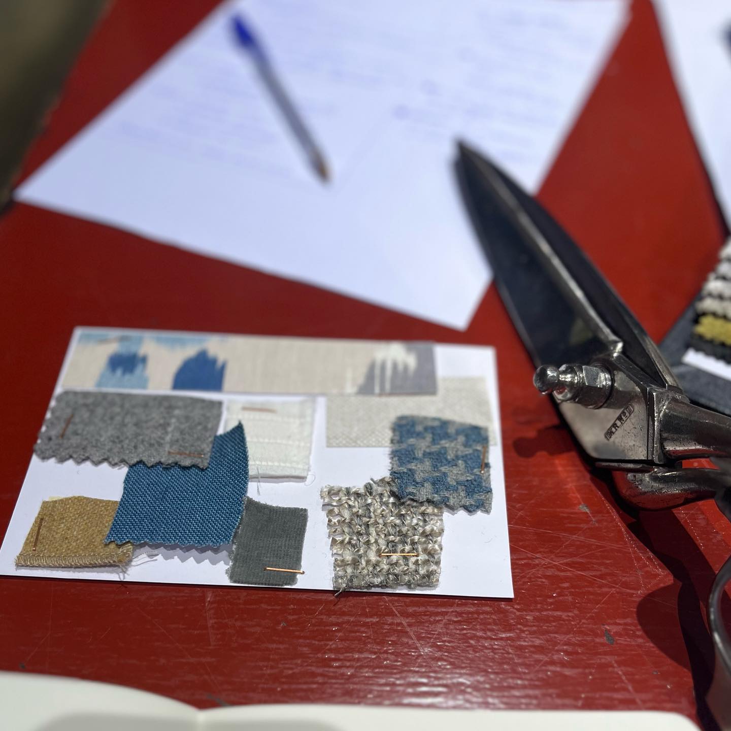 Eterna estudiante me gustaría ser…
El día después del apagón, asistí a una masterclass impartida por Nacho De la Vega en su showroom @nvinteriorismo y no había mostrado por aquí imágenes porque no reflejan el gustazo de escuchar a este señor experto en textiles y en interiorismo.
#interiorismo
#textiles #decoracion #diseñodeinterores