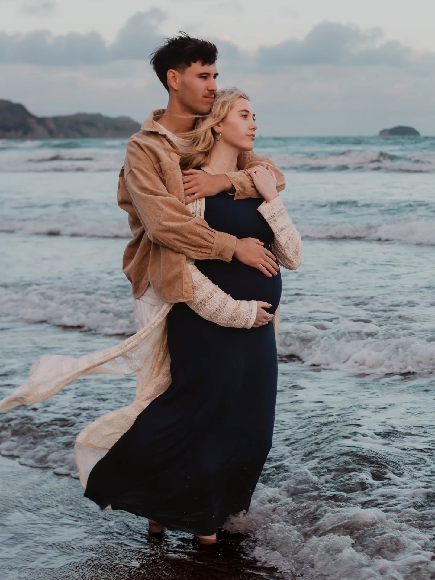 A common misconception when clients are plannng their photoshoot is that; a hot, bright, summer day is the best time to have your shoot. We all love the sunshine ☀️, but it is not necessarily the best for creating a collection.
⬇️ Why winter is beautiful to shoot in ⬇️
💞 Cozy Factor: Natural poses are easier to achieve in winter, with people wrapped up in warm clothing
✨ Moody Atmosphere: Darker, moodier winter days can be used to create soft textures and muted colors
📷 Better light: The "Golden hour light' is available for longer periods. Overcast days can create soft, diffused light; perfect for highlighting details. While sunny days can cause dramatic shadows and harsh contrast.
#maternityphotographer #gisbornephotographer
#mauimaternityphotographer
#gisbornefamilyphotographer
#mauicouplesphotographer
#gisborneweddingphotographer
#hawaiiweddingphotographer
#lifeisaspecialoccasion
#tiffanymorganphoto
💞My team of associates and I would love to create a collection with you 💞
DM for bookings in:
#hawaii 🏝
#newzealand 🏞 &
#Oregon 🌄