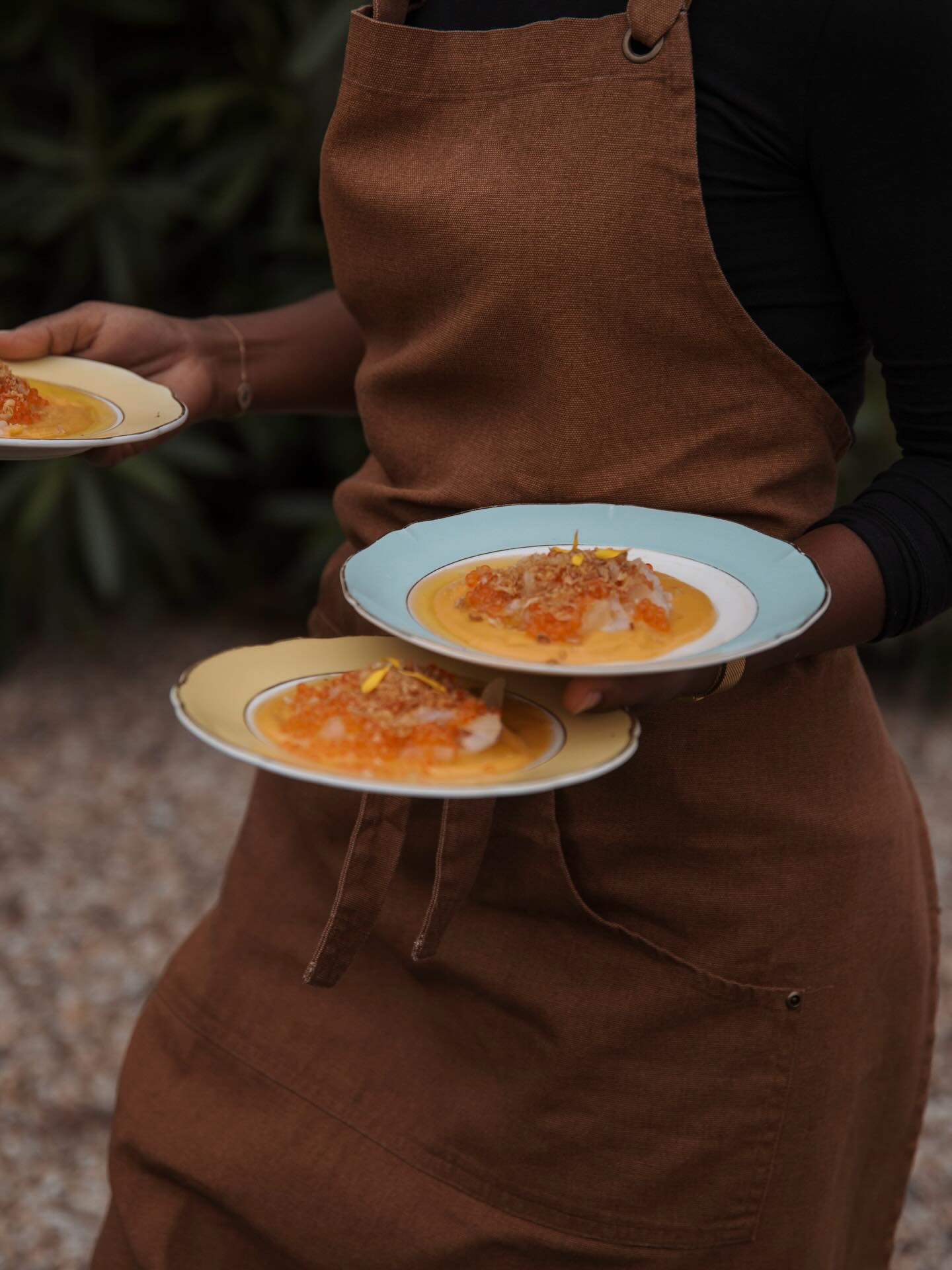 Dimanche 15 juin, j’ai eu le bonheur de participer au dîner champêtre du @domaine_de_ribonnet, qui venait clôturer leur week-end de portes ouvertes 🍷 Une expérience insolite, comme je les aime. Un bel accord mets vins pour plus de 80 convives.
Cuisiner directement dans leur chai, avec le matériel disponible sur place, a été une aventure hors du commun et c’est justement ce qui m’a le plus plu.
Le menu a démarré avec trois amuses-bouches, suivi d’une formule entrée-plat-dessert, mettant à l’honneur certains produits du domaine : leur doux miel de printemps, intégré aux œufs nitamago et au porc de 5h, ou encore l’huile de cameline que j’aime intégrer dans certaines préparations depuis mes débuts.
Merci Simon et Vivienne pour tout, merci à mon équipe solaire, merci à vous, les convives. Merci @omarhasan_baryton et @thierry.gonzalez pour ces magnifiques chants, musiques, merci @margotte.vintage pour ta magnifique vaisselle, merci @emeline_tardy_photographie pour tes captures, merci à ceux qui sont passés nous saluer dans le chai après le service, à ceux qui sont venus trinquer… et merci la vie 🌿
.
.
📷 @emeline_tardy_photographie
.
#Diner #dinerinsolite #restauranttoulouse #traiteurtoulouse #vin #occitanie #food #foodtoulouse #toulousefood #cuisine #accordsmetsetvins #Cheffe #cheflife