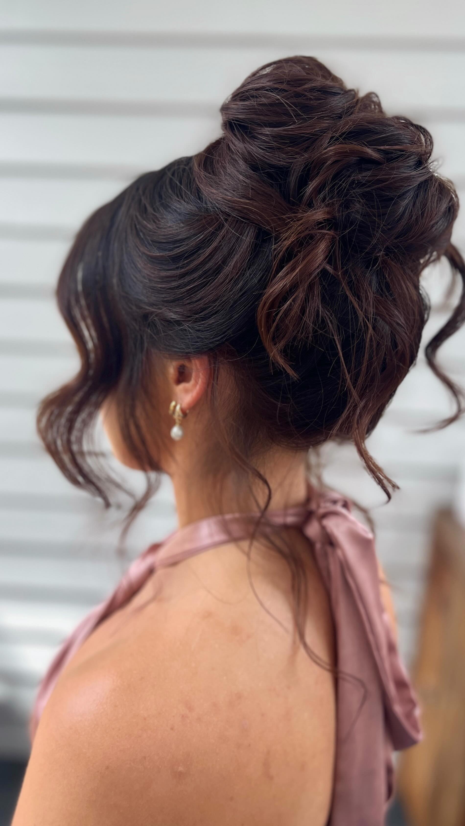 My favourite look to create 💫
I feel like I’ve truly mastered this style for any hair type! For this look, we added clip-in extensions from @cliphairlimited to enhance volume and length, but it looks just as beautiful on shorter hair too! ✨
Make up artist - @emmaroberts.mua
Model - @erinaimee.mdl
Earrings - @aelin_jewellery
Products used //
@redkenpro
@milkshakehairuk
@kykhaircare
@prostylinguk
@schwarzkopfprouk
@colorwowhair
.
.
.
#cliphairbridalawards25 #bestofcliphairbridal #bridalhairstylist #hollywoodwaves #bridetobe #bridalhairstyles #destinationwedding #destinationhairandmakeup #bridalinspo