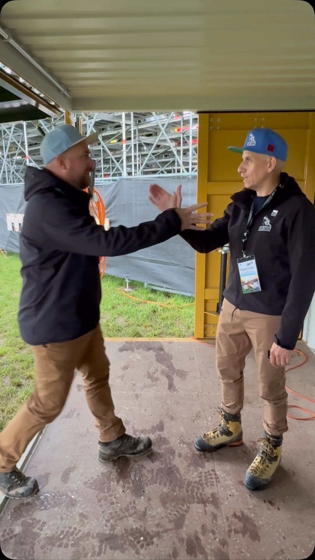 🎥 „Ich muss kurz mit dir sprechen…“
Hab ich zu Flöru gesagt – mitten im OSF-Trubel.
Dann die Frage:
👉 „Was war eigentlich dein heimlicher Wunsch für heute?“
📲 Er schaut aufs Handy… 1051 Follower?!
Sein Blick? Pures Glück.
Wir haben’s euch versprochen: Bei 1000 Followern gibt’s was Cooles…
👉 Und ja, der Post kommt – versprochen! 😎
Aber zuerst: MERCI euch allen! Fürs Folgen, Teilen, Kommen, Mitfiebern.
Und jetzt seid ihr dran:
💬 Habt ihr Ideen für den ultimativen 1000er-Post?
Was soll drin sein? Was wollt ihr sehen?
👉 Ab in die Kommentare damit!
#osf2025 #flöruundmichu #heimlicherwunsch #1051follower #versprochenistversprochen #1000erpost #inkwilbrennt #gemeinsamgross #schwingfestliebe #eureideen