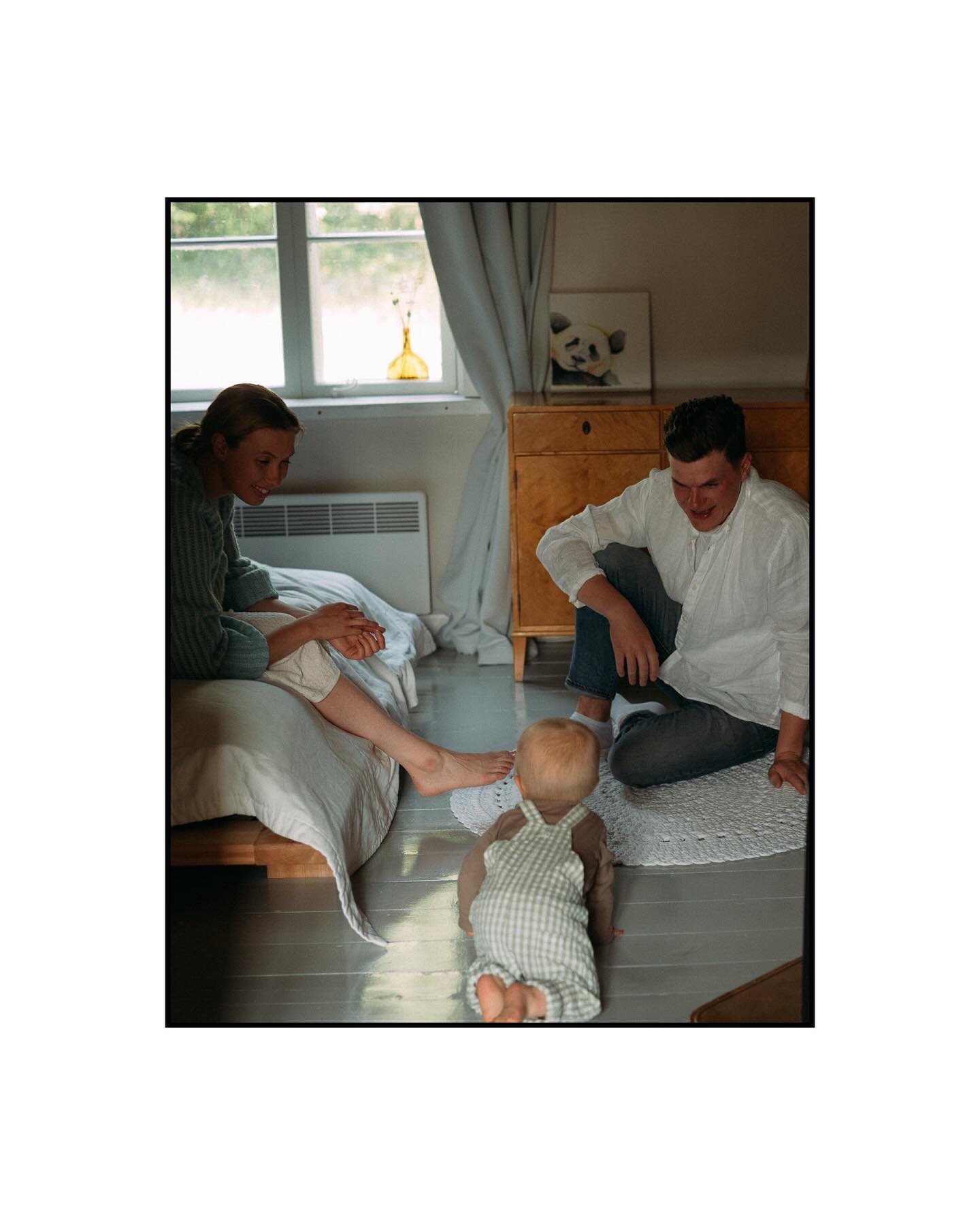 Mä en luo täydellisiä kuvia. Koska en halua. Haluan luoda mun asiakkaille valokuvia elämästä, joka aika harvoin on täydellistä, vai mitä oot mieltä? Haluan kuvata aitoa elämän rosoisuutta. Kaikkia sen sävyjä, sitä mitä se todellisuudessa on. Sitä mitä me oikeasti halutaan siitä muistaa.
En koe, että sun tai teidän pitäisi mennä mihinkään muottiin. Ei tarvitse olla niitä uusimpia vaatteita tai täydellistä kotia, jotta oma elämä olisi kuvauksen arvoinen. En ole itse se kuvaaja, joka haluaisi luoda asiakkailleen paineita tai riittämätöntä oloa esimerkiksi sillä, että pitäisi olla mätsäävät asut kuvausta varten. KUN EI PIDÄ! Tulkaa oikeasti kuvaukseen vaatteissa, jotka kuvastaa teitä. Jos mätsäävät vaatteet on teitä, pukekaa ehdottomasti ne päälle jos haluatte, mutta teillä ei sellaisia tarvitse olla.
En halua pistää mun asiakkaita minkään muotin läpi. Siksi mulla ei ole lainavaaterekkiä eikä mulla ole studiota, jossa kuvattaisiin aina jollain samalla setupilla ja kuvattavat vaihtuisi liukuhihnalla. Koska haluan luoda mun asiakkaille kuviin kosketuspintaa omaan elämään. Mä uskon, että joskus myöhemmin me halutaan kuvissa nähdä miltä me oikeasti näytettiin, miten me pukeuduttiin, millaista meidän elämä oli.
Ja mä en missään nimessä tarkoita, etteikö saisi kävellä kauppaan ja ostaa kuvausta varten uusia vaatteita mikäli siltä tuntuu. Mutta haluan sanoa, että sun ei tarvitse näyttää joltakin tietynlaiselta tai omata niitä joidenkin trendien mukaisia vaatteita, jotta voisit tulla kuvaukseen.
Mun kanssa kuvaukseen ei tarvitse yleensä sen ihmeellisemmin valmistautua, koska te riitätte juuri sellaisina kuin olette ja teidän elämä on valmis kuvaukseen jo sellaisenaan. ✨