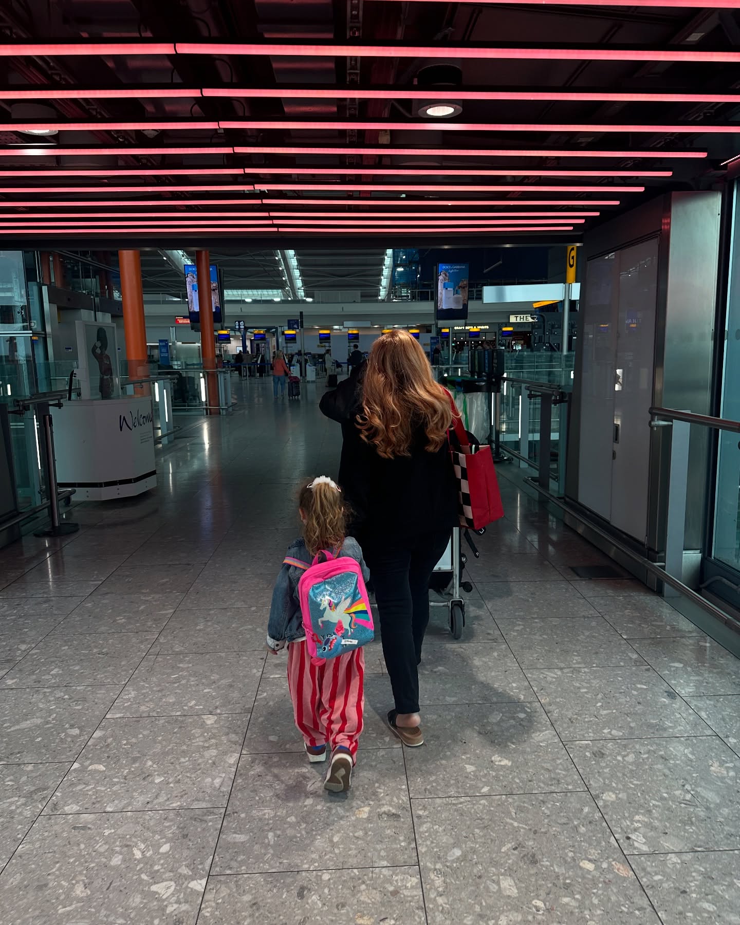 ☀️ HOLIDAY DUMP ☀️
1. Besties
2. Trying to switch off my low-tox nutritionist brain, ignore all the plastic and seed oils and just enjoy the delicious food my grandmother stood cooking in the heat for us because that is how she shows us love 🥲
3. The littlest, sandiest, cutest toes
4. Sunsets and salt lakes
5. Kitties
6. Olive oil crisps sold at the bakery! Way ahead of the game
7. More apple than sense salad
8. Ice cream all day every day
9. The best @floholistics Absolutely loved the tint
10. First flight for Max
It’s not 5 star but I wouldn’t change it for the world. My heart is content and my soul is happy after spending a week with my Υιαγια ❤️