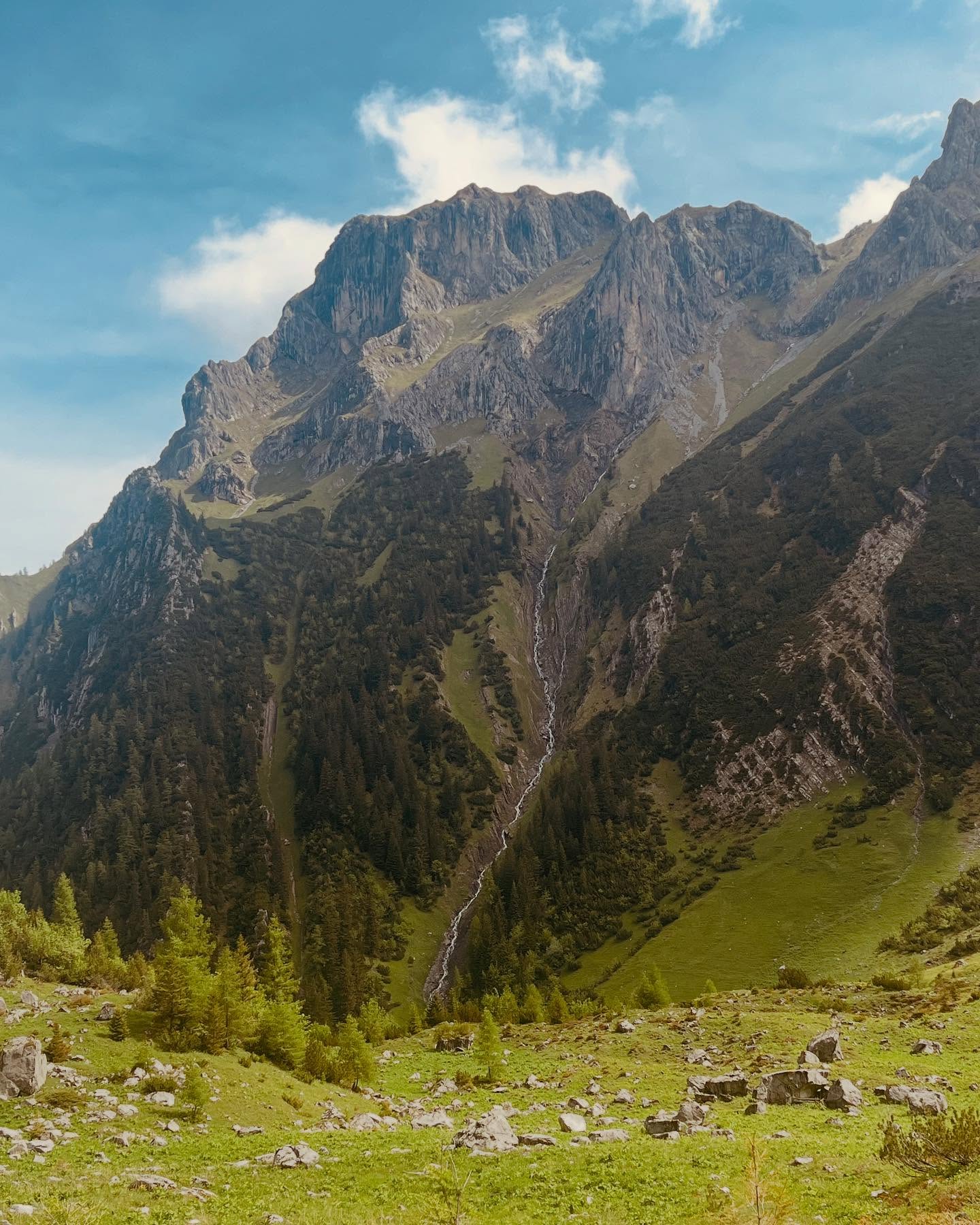 Wird uns einfach niemals Langweilig: Blick zum Zwölfer - bereit für die nächste Tour 🌈⛰️
Euch allen einen schönen Start in die Woche
#HikingAdventures #NatureLovers #Mountains #Wanderlust #ClimbingLife
#Wandern #SchöneAussicht #Hüttenliebe #Klettern #Bergliebe
#NeverGetsOld #ViewGoals #Gipfelglück #NatureNeverGetsOld #Bergpanorama
#Wanderfreude #Wandernmachtglücklich #Alpenblick #Hüttenromantik #Felsklettern
#Hüttenzauber #RausInDieNatur #NaturPur #Berghütte #OutdoorLeben
#InstaHike #MountainVibes #HikingGermany #ExploreMore #GetOutside