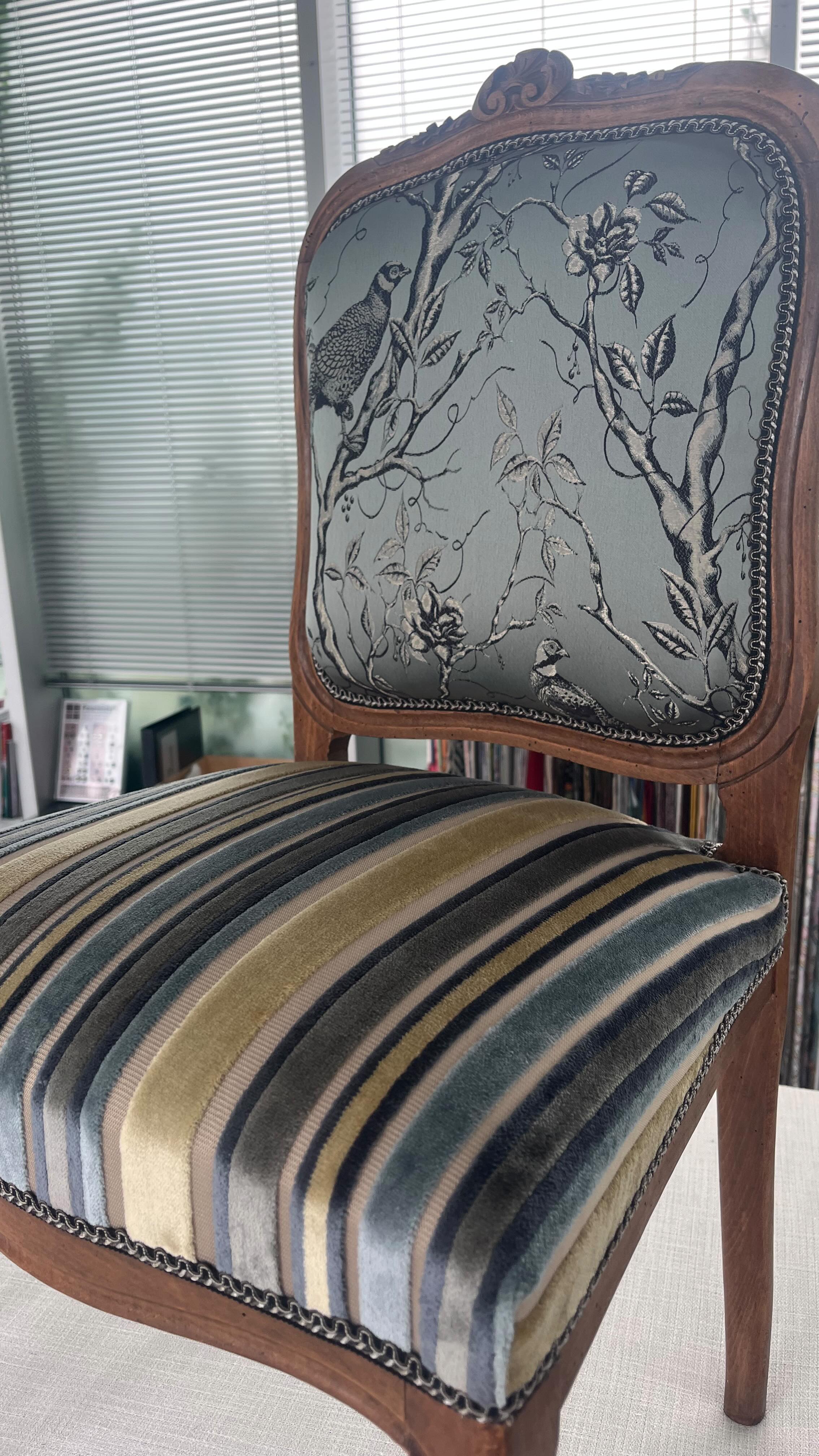 Réfection complète de cette paire de chaise . Garniture moderne . Velours de chez @froca.deco et de chez @ashleywildegroup finition galon dent de rat de chez @houles_official . #tapissiere #hupholstery #artisanatfrançais🇫🇷 #artisanatdart
#tapissierdécorateurvalenciennes
#valenciennes #lille #mons #Denain #cambrai #saintamandleseaux
#trithstleger
#letempsdunemetamorphose
#letempsdunemetamorphose
#déco #tendance #tapissierdameublement
#chaises #chairs #vintage #meublesdestyle #chaiseapparat #apparat