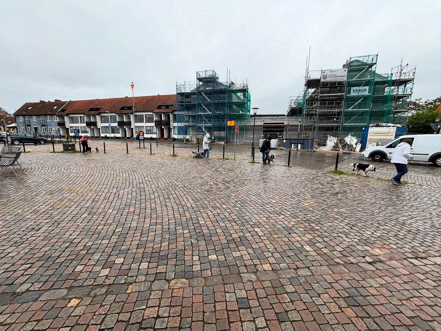 Vårens sista söndagspromenad.
Tänk att det äntligen kunde bli varmt, nu hoppas vi att det håller i sig så vi kan få njuta av en härlig sommar.
Idag träffas vi vid Hamnkiosken kl.15
Nästa söndag blir det ingen promenad, men vi startar upp våra sommarpromenader i Åbackarna onsdagen den 25/6 kl.19
Då träffas vid gymmet vid Tobisviksbadet/Tennisbanorna & går en runda i skogen eller längs stranden.
Vi anpassar som vanligt rundan efter vilka ekipage som dyker upp.
Kan du inte gå i trappor så säg bara till så tar vi rundan utan. Alla skall ha möjlighet att vara med.
Är du medlem i SimBK får du följa med gratis på sommarpromenaden.
Övriga betalar 25kr/gång eller 10-kort för 200kr
Swish eller jämna kontanter.
Idag säger jag det i dubbel bemärkelse.
Varmt välkomna 🐾🐾☀️