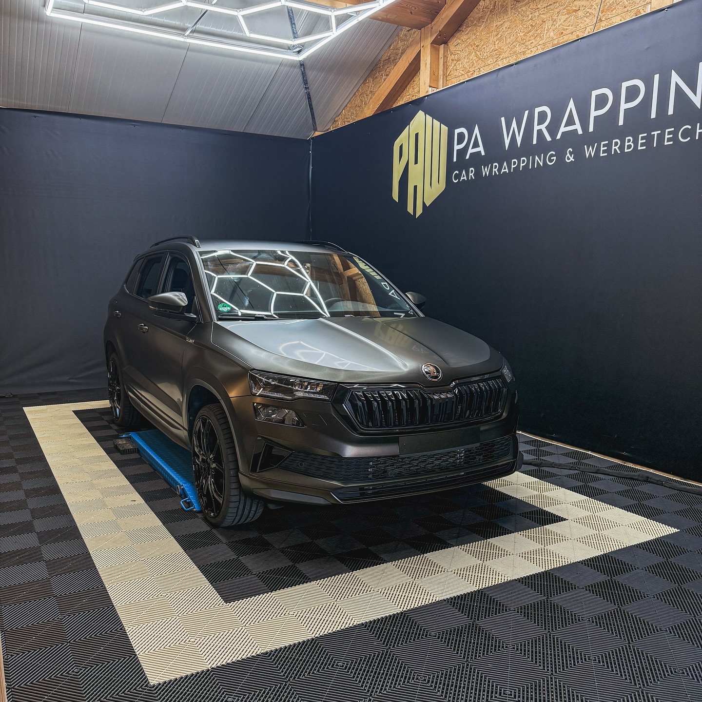 Vollfolierung in Gold Dust Black 💛🖤
.
.
.
#pawrapping #carwrapping #wrapping #wrapped ##foliert #folierung #Fahrzeugbeschriftung #Skoda #skodakodiaq #kodiaq #werbetechnik #beschriftung #beschriftungen #fahrzeugbeschriftung #firmenbeschriftung #firmenbranding #firmenwerbung #badwaldsee #waldburg #ravensburg