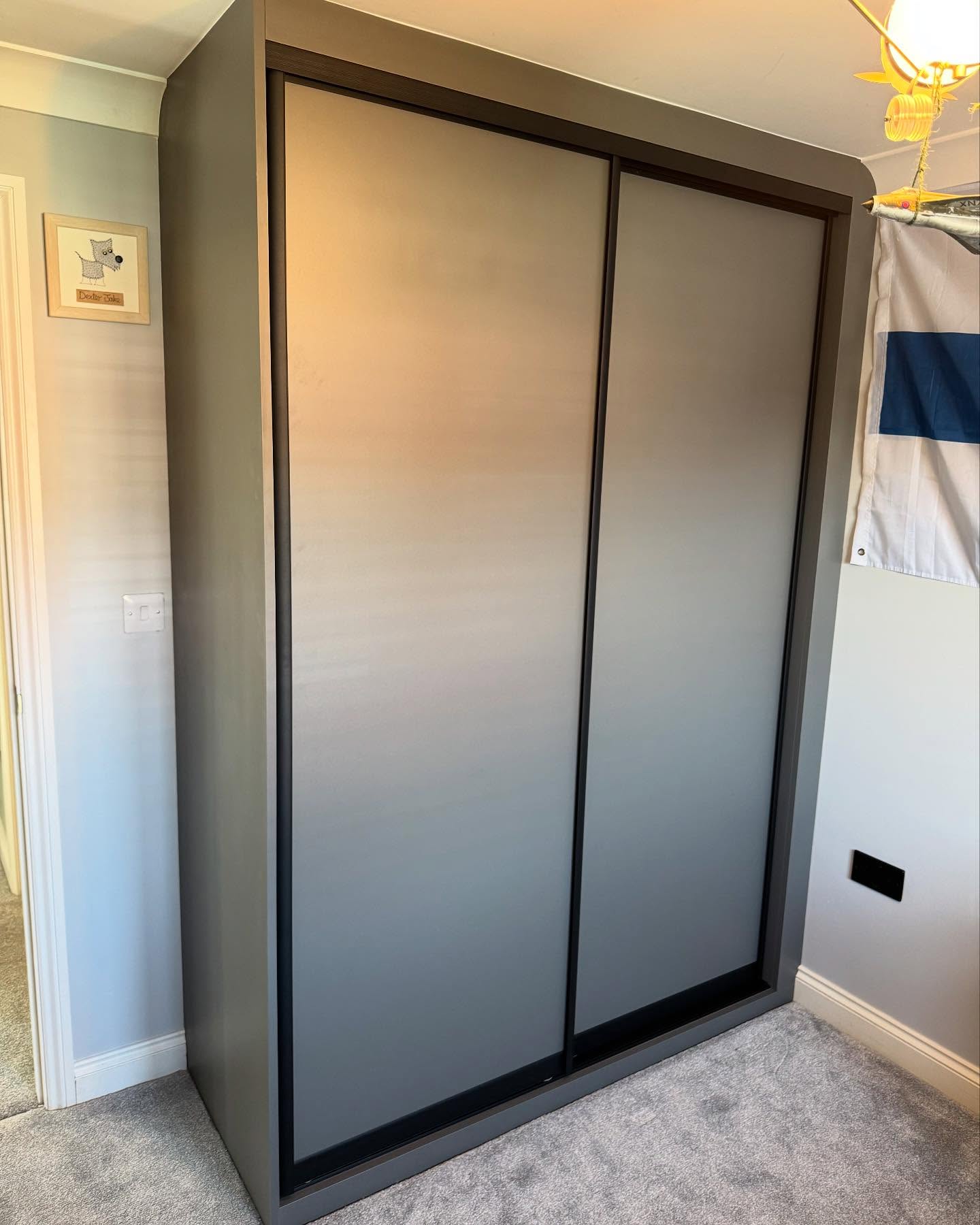 Sliding wardrobe in @eggeruk onyx Grey.
@ecf_ltd Volante sliding doors.
#wardrobes #bedroom #bedroomstorageideas #slidingwardrobedoors #slidingwardrobes #ashwoodkitchens