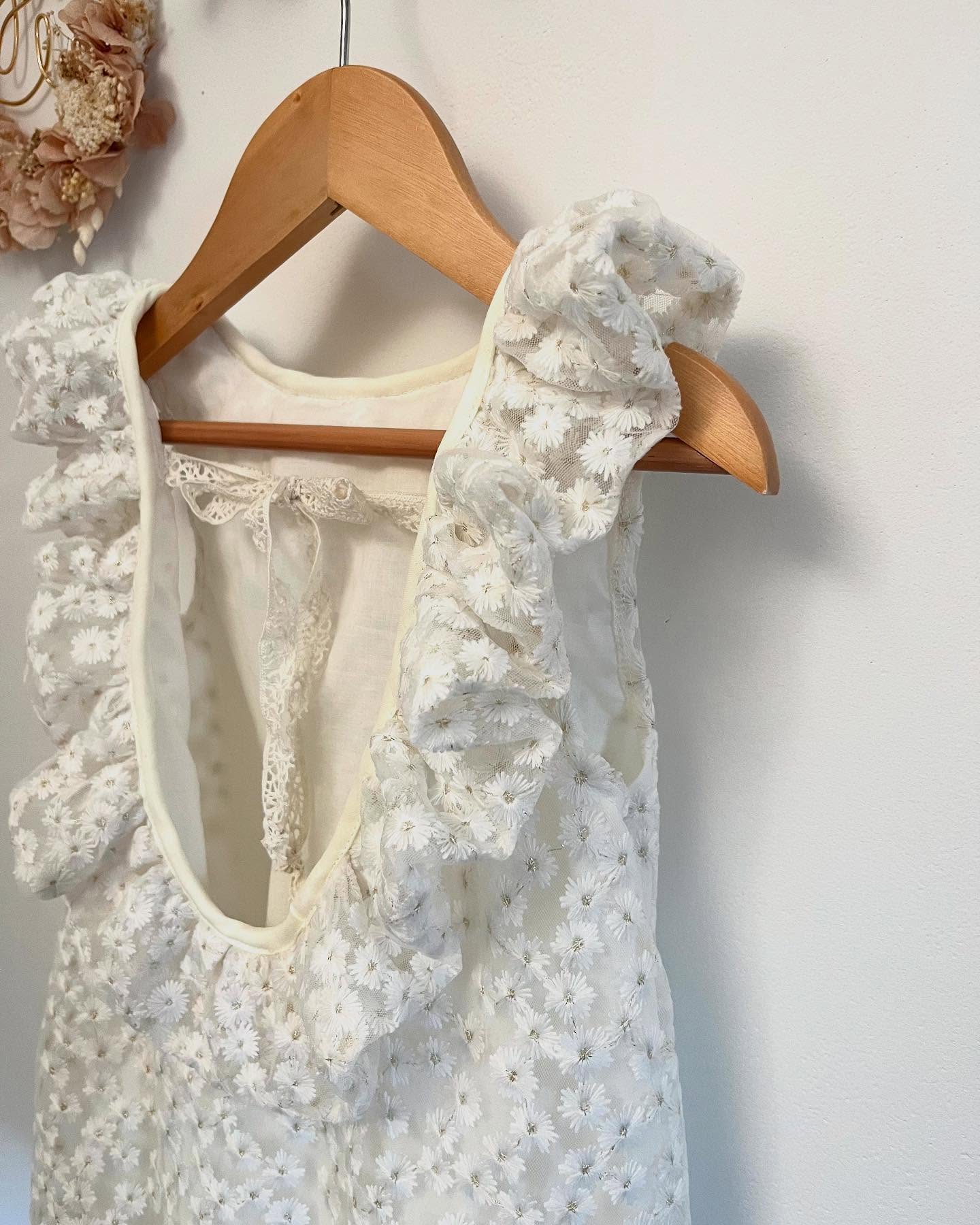 🤍Barboteuse Indie Marguerite 🤍
Ce petit dos volanté que j’affectionne tant et ce tulle brodé marguerite, un de vos chouchous!
Clairement la tenue idéale par ces températures pour avoir un look beaucoup trop cute🤍
Disponible directement sur le site internet 🛜
#barboteuse #creatricebébé #créatrice #madeinfrance #lille #babylook #babygirl #outfit #marguerite