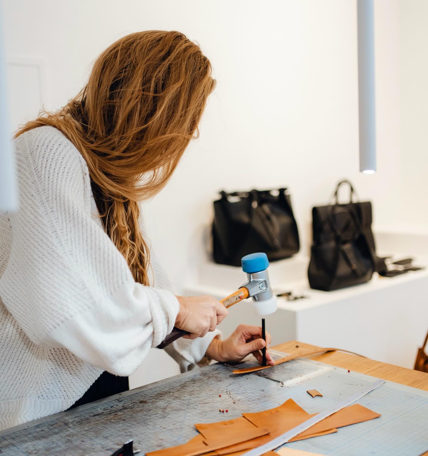 Handmade in Germany. In Pirmasens werden unsere Taschen und Accessoires zugeschnitten, gespalten und geschärft. Kein pflanzlich gegerbtes Leder gleicht dem Anderen – darum braucht es beim Zuschnitt hohe Konzentration und volle Aufmerksamkeit. So lassen sich die schönsten Partien gezielt den sichtbaren Schnittteilen zuordnen.
Die Fertigung erfolgt in unserem Gemeinschaftsatelier Kollektiv3 (@cosabuena_ @nadia.ulitzka @zaell_official) in Saarbrücken. Dort entsteht jedes Stück in Handarbeit – abgestimmt auf die individuelle Struktur des Leders. So wird jedes Produkt zu einem stimmigen Unikat.
📷 @aaronlombardozzi
#zaell_official #handmadeingermany #madeıngermany #slowfashion #craftedwithcare #ledermanufaktur #saarbrucken #nachhaltigesdesign