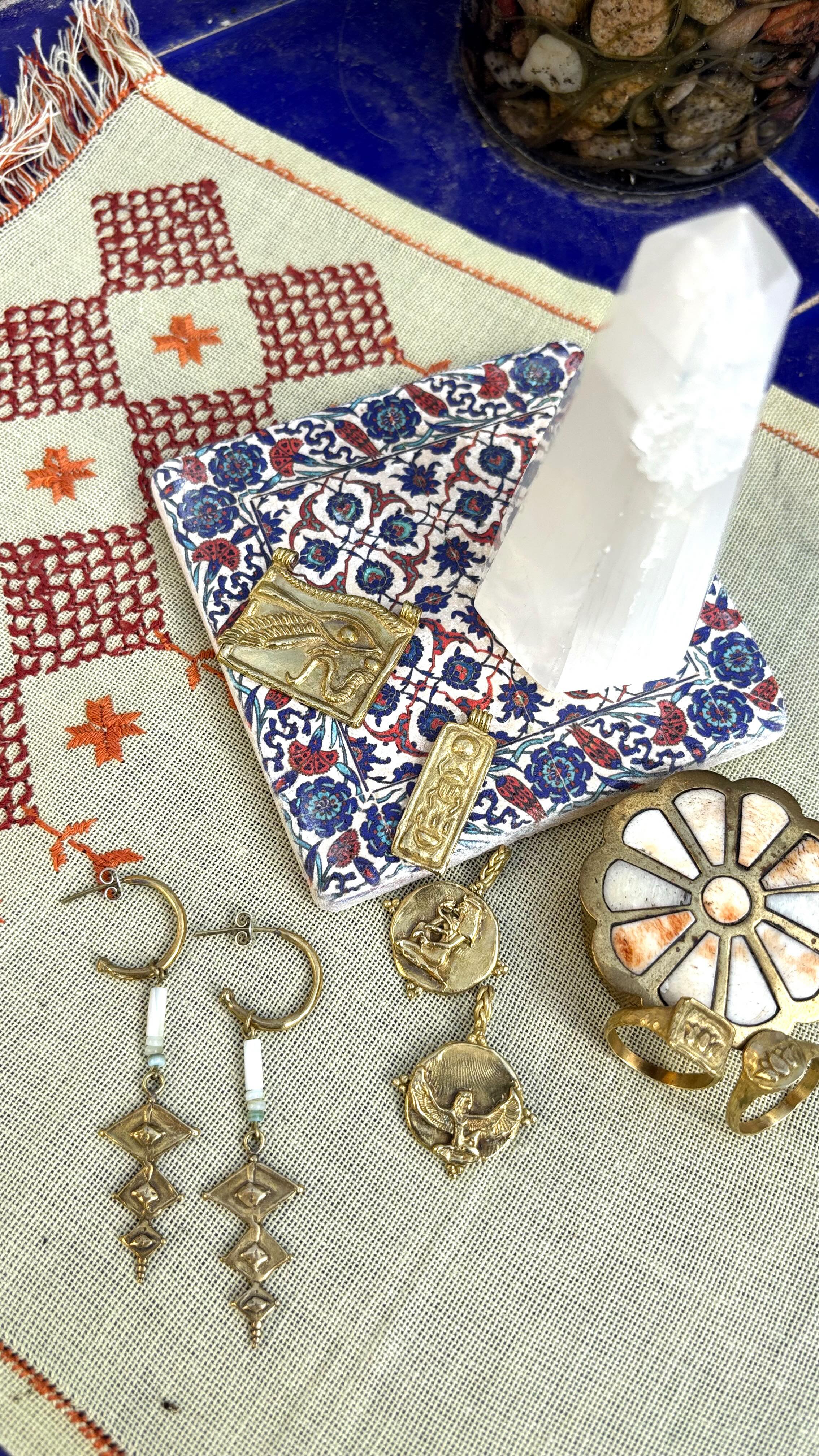 Tenía muchas ganas de enseñaros por aquí algunas de las nuevas piezas en las que trabajé este Invierno, y que florecen ahora en primavera! 🪷 Este conjunto de joyas, que aumentan la familia de joyas de las colecciones Primitive y Temple, está basado como siempre en los símbolos que me inspiran, símbolos sagrados que se han usado durante tiempos inmemoriales, para mi es un honor poder crear a partir de estos símbolos que nos acompañan desde hace tantos siglos. En estos meses valoro y enfatizo la importancia de mantener tradiciones, ritos y costumbres, de velar también por la artesanía más tradicional, de no dejar que caiga en el olvido. Y nosotras tenemos esa misión 😉🌞
Espero que os gusten ✨❤️
#jewels #jewelry #handmadejewelry #handmade #spiritualjewelry #spiritualjewelry #spiritualgrowth #ancientjewelry #sacredsymbols #symbols #joyeria #consciousbrand #yoga #jewelsofinstagram #ancientegypt #egypt #ancientgreece #geometry #geometriasagrada