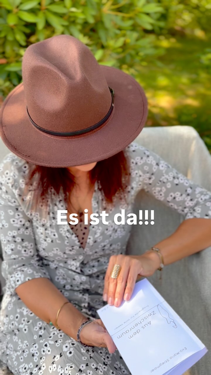 Es ist da 🥹 mein neues Buch. 📖✨🤍
Inspiriert durch Begegnungen, entstanden zwischen Atemzügen, in Nächten voll Gefühl, auf Seiten, die still zuhören.
Für die, die fühlen.
Für die, die erinnern.
Für dich!
Ich bin selbst noch ganz leise vor Freude.
Und so, so dankbar, dass es nun hinaus in die Welt darf.
„Aus dem Zwischenraum - Fragmente für stille Seelen“
📖 Jetzt erhältlich auf Amazon | Link in Bio 🫶
#wildflowerandsoul #begegnungen #sehnsucht #loslassen #stille #heilung #nachtgedanken #liebe #vonherzzuherz #meinneuesbuch #launchday #erhältlichaufamazon