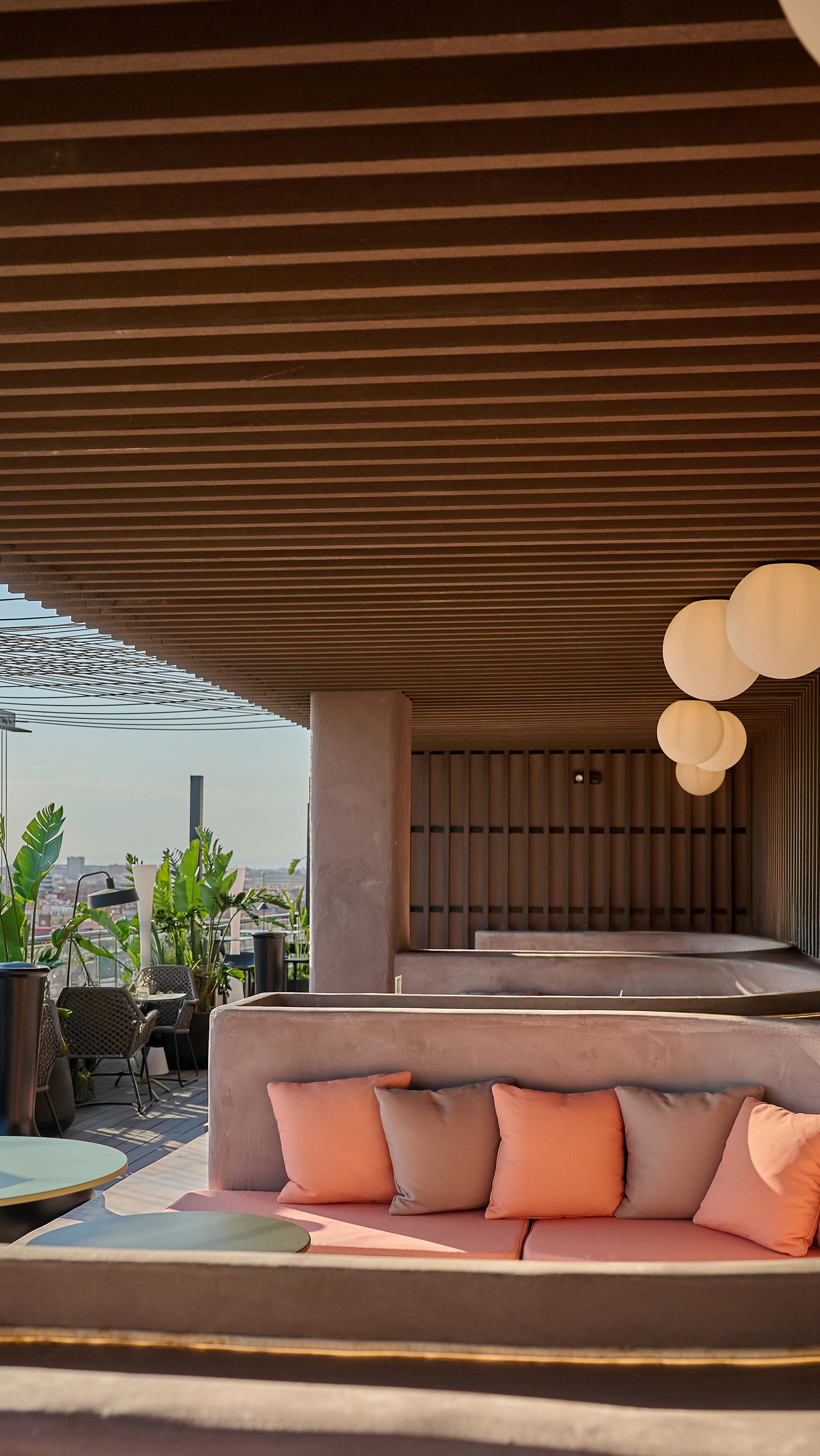 ¿Eres de Valencia y aún no has subido a la planta 12 del Novotel Valencia Lavant?
El atardecer sabe distinto desde aquí.
VIP Sunset.
#SkyBarValencia #rooftopvalencia #rooftopvibes #valenciasecreta #planesvalencia #sunsetlovers #valenciarooftop #rooftoplife
@novotelhotels