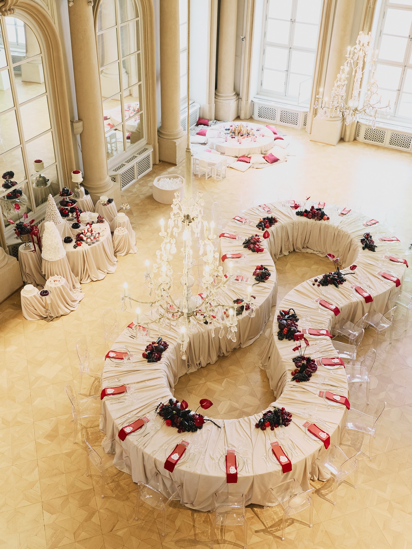 V momente, keď sme pochopili, že dizajn je o hre s priestorom, materiálmi a tvarmi, otvorili sa nám nové dimenzie…
Detaily zohrávajú dôležitú úlohu, ale ich čaro prichádza postupne.
Každý koncept staviame z vtáčej perspektívy, hráme sa s priestorom, navnímavame jeho možnosti a hľadáme prienik medzi víziou klienta a naším estetickým cítením.
Je to dialóg medzi estetikou a funkčnosťou, medzi snom a realitou. Až keď sa tieto dva svety pretnú vzniká priestor, ktorý má svoju jedinečnú atmosféru 🤍
Pretože dizajn nie je len o tom, čo vidíme, ale aj o tom, čo cítime, keď vstúpime do priestoru 🤍
.
.
#weloveourwork #weddingdedign #eventdesign #wecreateatmosphere #ambientesweddings