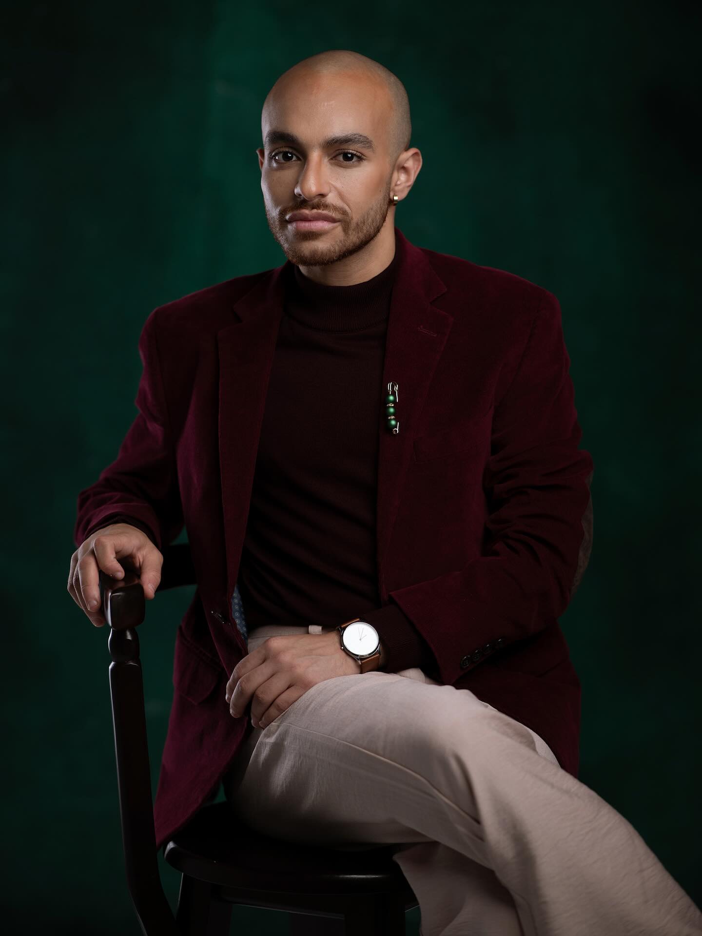 𝐏𝐨𝐫𝐭𝐫𝐚𝐢𝐭𝐬 𝐢𝐧 𝐁𝐮𝐫𝐠𝐮𝐧𝐝𝐲, 𝐍𝐨. 𝐈 —
𝐒𝐭𝐢𝐥𝐥, 𝐋𝐢𝐬𝐭𝐞𝐧𝐢𝐧𝐠
(2025, 𝑃ℎ𝑜𝑡𝑜𝑔𝑟𝑎𝑝ℎ𝑦 𝑏𝑦 𝐾ℎ𝑜𝑙𝑜𝑢𝑑 𝐾ℎ𝑎𝑙𝑖𝑓𝑎)
The last year has been a complicated one — lots of discovery, lots of unlearning.
If I were an astrology person, I’d say I’m in my Saturn return era (but alas, I refuse to be.)
Earlier this year, I sat for a few portrait series with the brilliant @kholoudkhalifa9 — not as content, not as branding, but as an exercise in seeing myself anew.
Each series catches a different part of me: where I am right now, what I’m questioning, and who I’m growing into.
Over the summer, I’ll be sharing these series at random intervals — the result of a collaboration that’s been as fulfilling as it was revealing. I’m not an influencer or a model (one can only dream, lol), so I’m not planning them out — but I want to let each part of this moment breathe a little longer. Also also, yes, I’m a vain bitch and want all the validation I can get, duh.
With gratitude for this collaboration, and for everyone who’s been part of this moment of metamorphosis.
📸: @kholoudkhalifa9