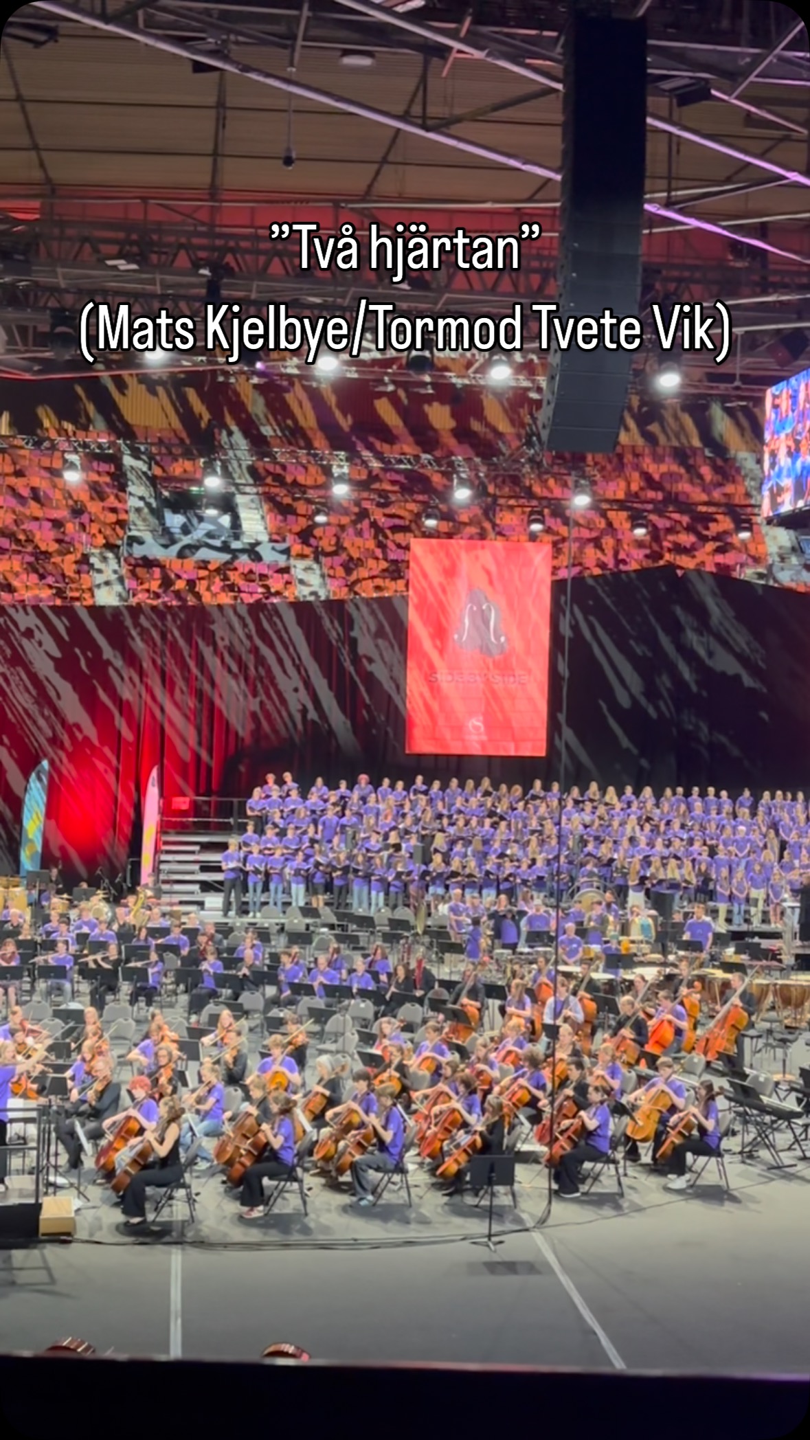 ”Två hjärtan” (uruppförande) skrivit av Mats Kjelbye (text) och Tormod Tvete Vik (musik) framförd av ungefär 1000 musikanter under Side by Side Music Camp - Göteborgs Symfoniker 2025. Musiken hördes första gång som en del av våran barnföreställning ”Bubblor” för GSO hösten 2023 och till lägret skrev Mats en underbar ny text (första versen här):
Om jag hade fått en enda blomma skänks
En ny blomma var gång som tanken går till dig
Om jag hade fått en enda blomma till skänks
Sommarns ängar var inte nog
/—/
När du är där
Är du ändå här hos mig
Längt bort så när
Men alltid inom mig
För mig finns inget avstånd mellan oss
Två hjärtan slår samma slag