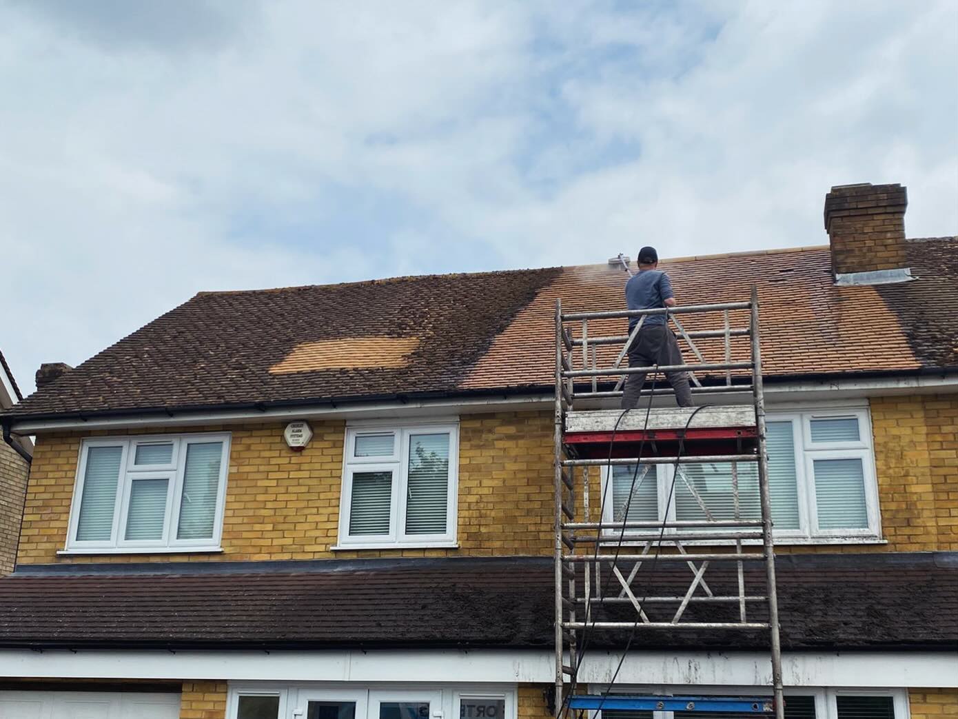 Will it really make that much of a difference?? You tell us. But it’s not just for looks….we can add years to its life 👨🏼⚕️👨🏾⚕️ #roof #roofcleaning #cleaning #maintenance #exterior #satisfying