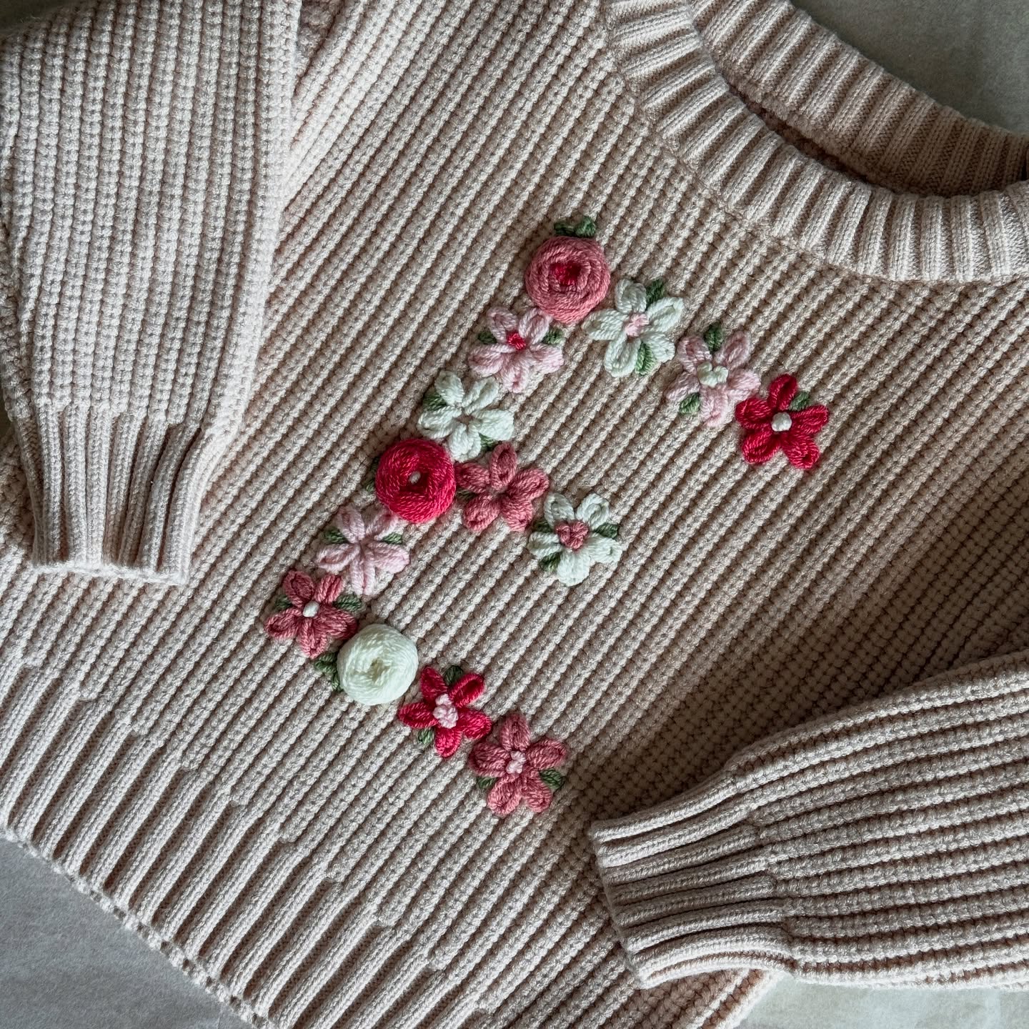 Každé písmenko má svůj příběh…✨
Ručně vyšívaný svetřík s iniciálou, který zahřeje nejen na těle, ale i u srdce. Každý květ je pečlivě vyšitý, aby vznikl originální kousek, který je stejně jedinečný jako vaše děťátko.🫶🏻
Vyberte si písmenko, barvy i velikost – a já s láskou vytvořím svetřík přesně podle vašich představ. ✨