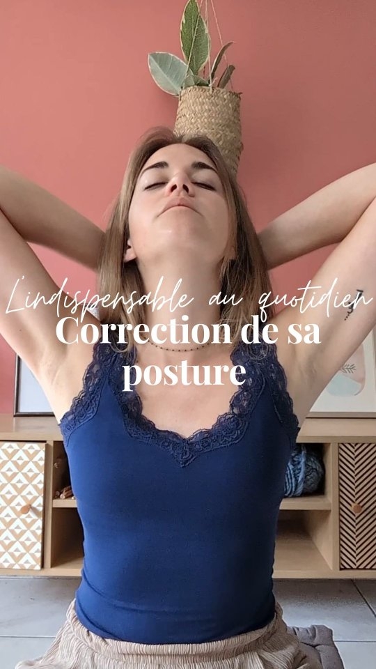 🐝 Les indispensables en yoga du visage : Correction de sa posture, pourquoi ?
• Prévention des tensions musculaires : Une mauvaise posture, comme le fait de pencher constamment la tête en avant (syndrome du "text neck"), peut entraîner des tensions dans le cou et les épaules, qui se répercutent sur les muscles faciaux. Corriger la posture aide à relâcher ces tensions, permettant aux muscles du visage de se détendre et de fonctionner de manière optimale.
• Réduction des rides et des lignes d'expression : Les tensions et les pressions exercées sur certains muscles faciaux par une mauvaise posture peuvent accentuer les rides et les lignes d'expression. En adoptant une posture correcte, on réduit ces tensions, ce qui peut aider à prévenir ou atténuer ces marques.
• Amélioration de la respiration : Une bonne posture permet une respiration plus profonde et plus efficace, ce qui peut réduire le stress et l'anxiété. Une respiration profonde et régulière est bénéfique pour la santé générale de la peau et du visage.
En résumé :
- Soulage les tensions musculaires
- Réduit l'aspect " double menton "
- Réduit les rides d'expression
- Renforce l'efficacité des exercices du yoga du visage
👉 Pour plus de conseils bien-être au quotidien suis mon compte @api'mudra
#yogaduvisage #yoga #visage #faceyoga #breath #lyon #bienetre #BeautéNaturelle #SoindeLaPeau #Relaxation #Posture #FitnessFacial #Santé #ÉclatNaturel #Lyonnaise