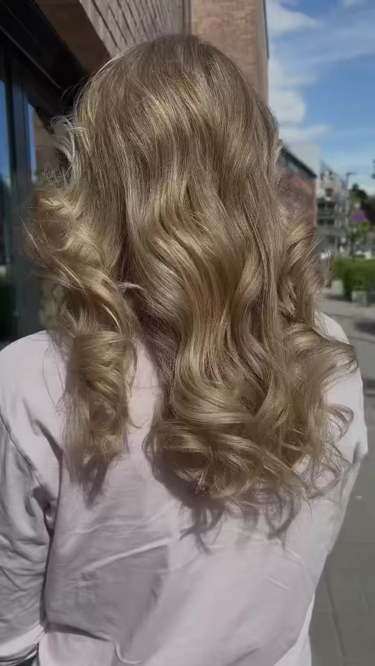 Friskere, lysere og full av glans! 💫
Vår dyktige frisør Anastasiia har utført en nydelig stripebehandling som gir et naturlig og solkysset uttrykk.
Perfekt for deg som ønsker en sommerlig oppfriskning av håret! 🌞
📍Book time hos Anastasiia i dag – kvalitet og personlig service i hver behandling.
