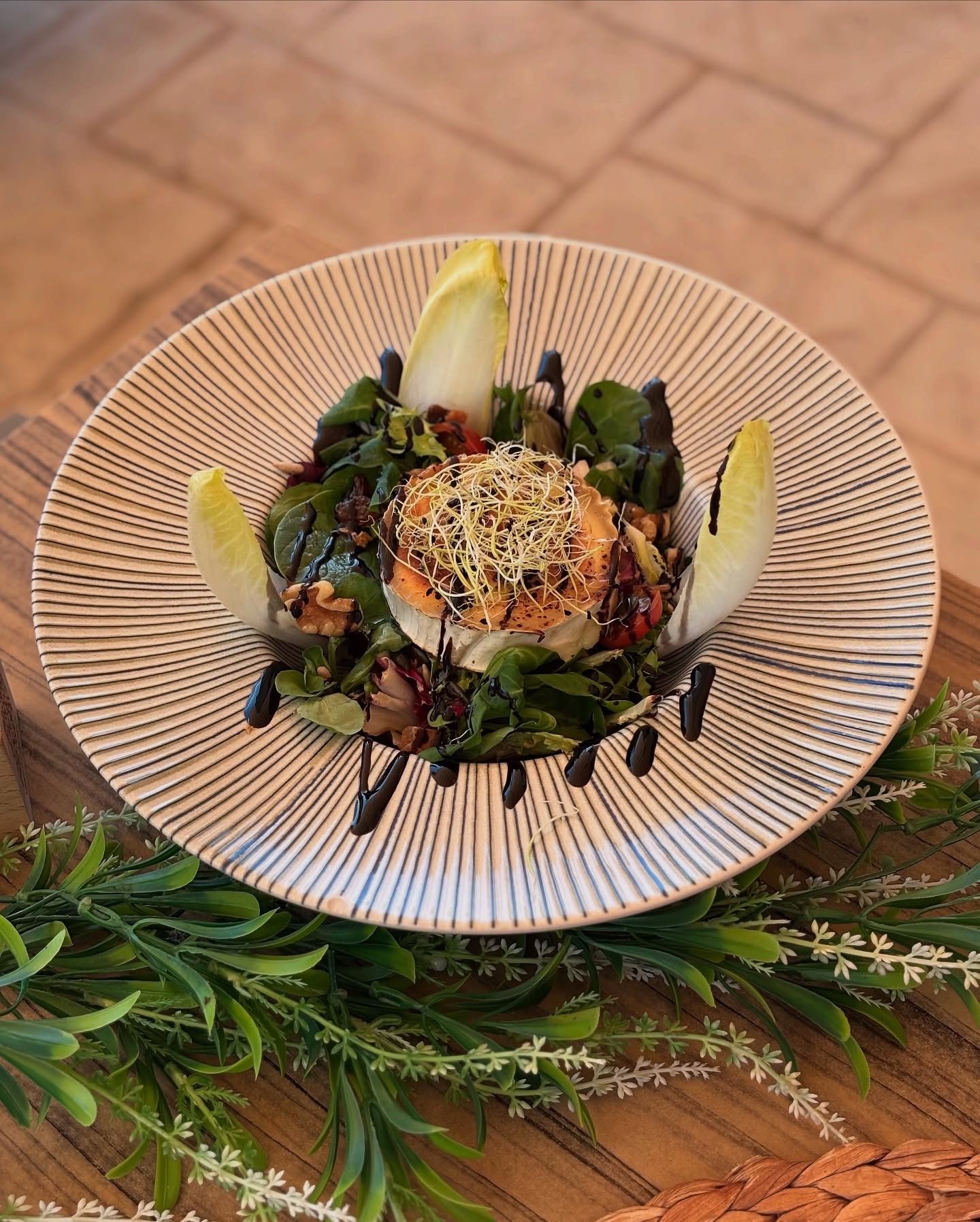 Porque hay días que solo una buena ensalada puede arreglarlo todo
☀️ Ligera y refrescante
🥗 Ingredientes frescos de temporada
🌿 Rica en nutrientes
✨ Presentación que marca la diferencia
Tu opción perfecta para mantenerte fresco este verano.
¿Ya has probado nuestras ensaladas de temporada?