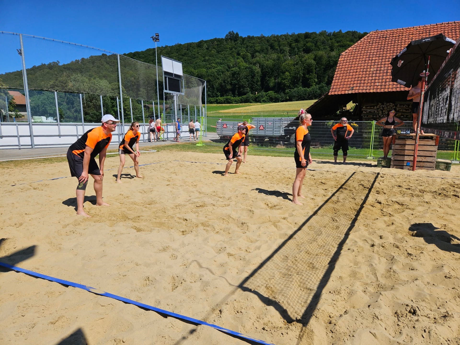 🏐☀️ Beachturnier Gals 2024 – Alle Jahre wieder! ☀️🏐
Dieses Wochenende fand in Gals das jährliche Beachturnier statt. Natürlich waren wir mit dabei! 😎
Unser Team: Nutella SiFi, eine schlagkräftige 4er Mixed-Gruppe, bereit für Sand, Sonne und Spass! 🏖️💪
Nach einigen Startschwierigkeiten folgten zwei spannende und ausgeglichene Matches, bevor wir uns am Ende leider noch einmal geschlagen geben mussten. 0 Punkte, aber dafür 100 % gute Laune! 😄
Ein warmer, lustiger Nachmittag mit tollen Leuten, genau darum sind wir jedes Jahr wieder dabei.
👉 Wir werden wohl noch etwas üben müssen für nächstes Jahr… aber die Motivation ist da! 😅🔥