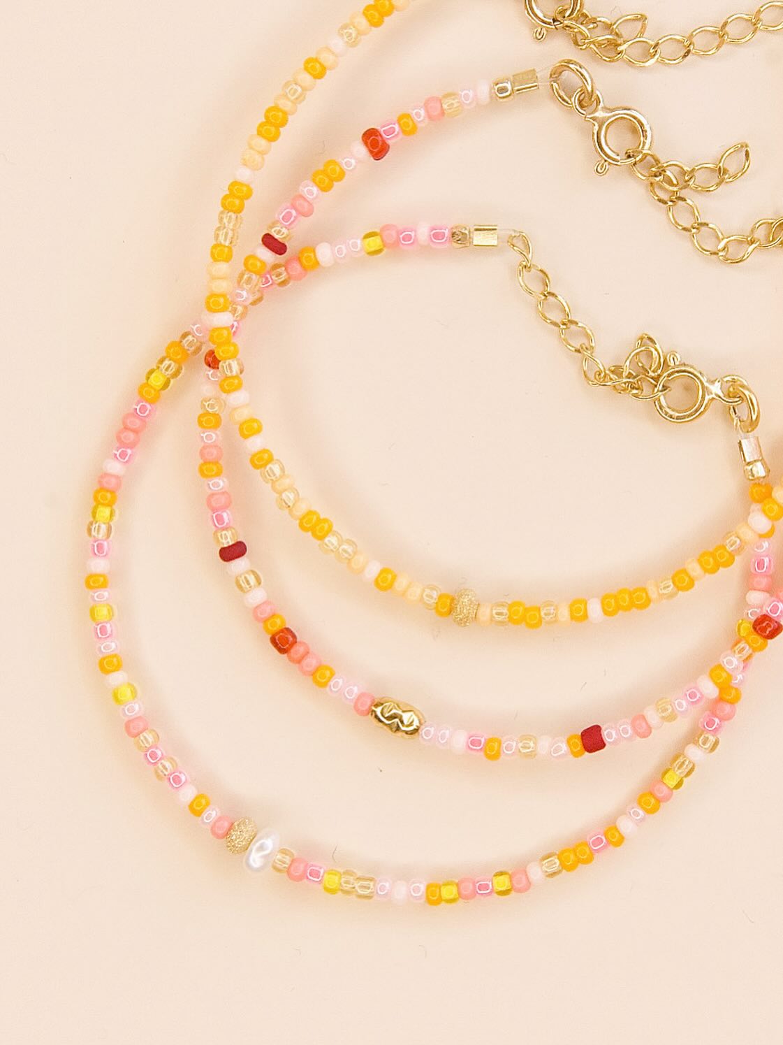 Brighten up your style with these colorful bracelets. Delicate and fun, they add a playful touch to any outfit 🍭✨