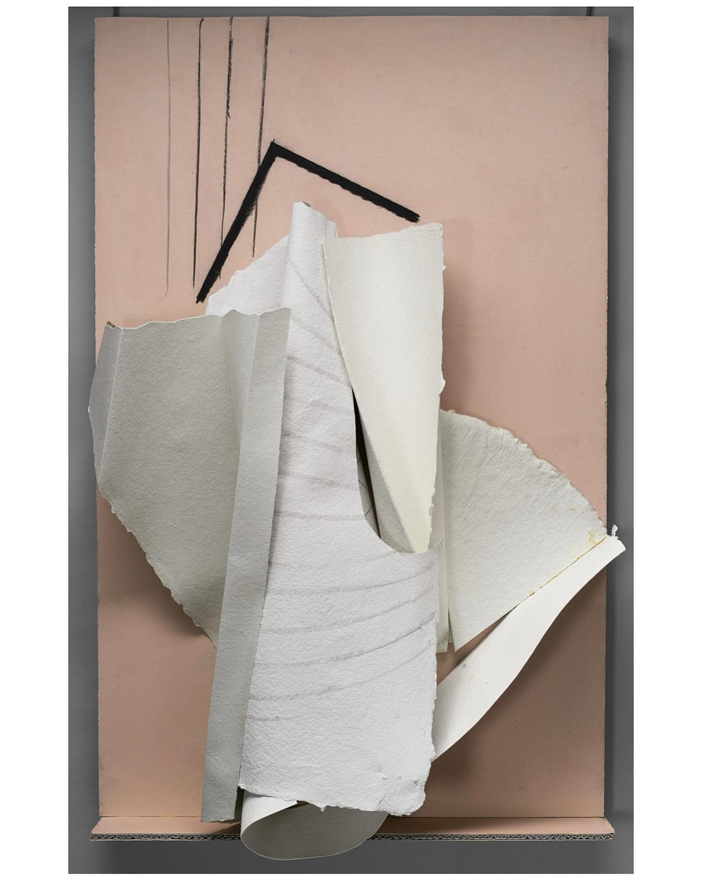 Paper Sculpture No. 17 (1987) is on display now at Harvard Art Museums in the exhibition ‘The Solomon Collection: Dürer to Degas and Beyond’ @harvardartmuseums
Anthony Caro, Paper Sculpture No. 17, 1981, Pencil, chalk, acrylic, corrugated board, handmade paper on Tycore, 97.8 x 61 x 21.6 cm.
#anthonycaro #caro #harvardartmuseums #anthonycarocentre #papersculpture #tylergraphics #currentexhibition