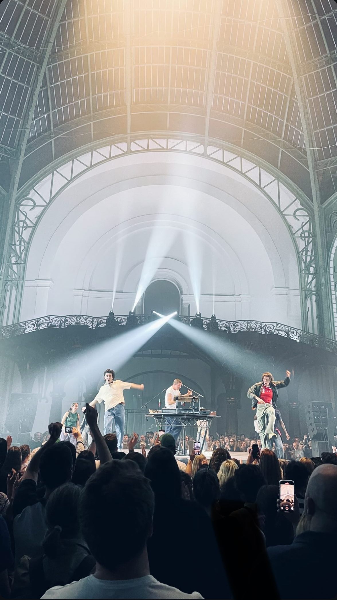 « Une belle hauteur sous plafond »
C’était @hervemusique X Mazelfreten au @le_grand_palais , une grande dinguerie 2 sold out 5000 personnes. Merci à tous c’était ÉNORME
🕺 @___ayaba___ @thea_zahara @syndy.rsl @elsa_prg @nicomailho @bill_lebottier_ @treil_r
@theatrechaillot à la prod 🌞
Merci @etendard_mgmt