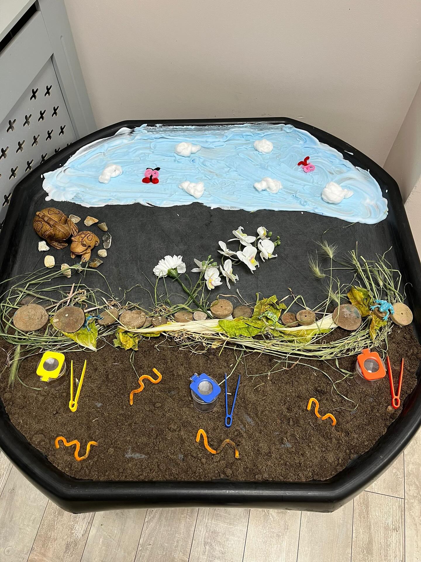 ✨ Big imaginations start in small spaces! Our tuff tray is the perfect playground for little hands to explore, create, and learn through play. 🧠🎨 From sensory adventures to messy masterpieces, the possibilities are endless! 💫
#TuffTrayPlay #EarlyYearsFun #MessyPlayMagic #LearnThroughPlay #creativekids