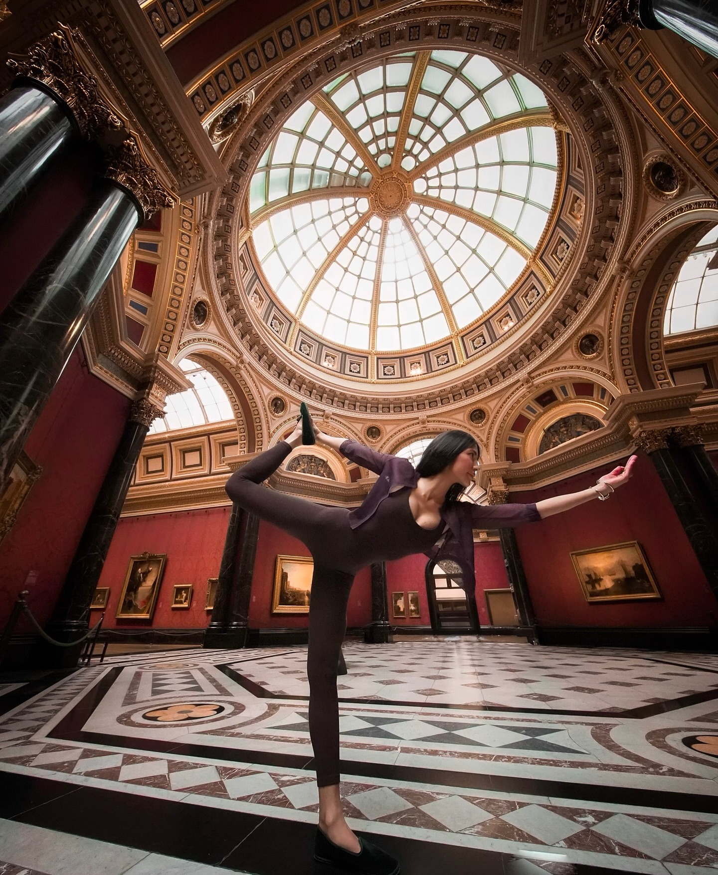 One Breath, One Movement
The dynamic action of pairing our breath with our movement during yoga is a mindfulness practice in and of itself.
In this practice, the breath becomes our metronome, thoughts subside and we are able to enter a meditative flow state.
We reach full present moment awareness.
A sense of well-being envelops us as we are flooded with feel-good neurochemicals. @kimreartedesantiago_
📸: @kohnobe
📍: The National Gallery