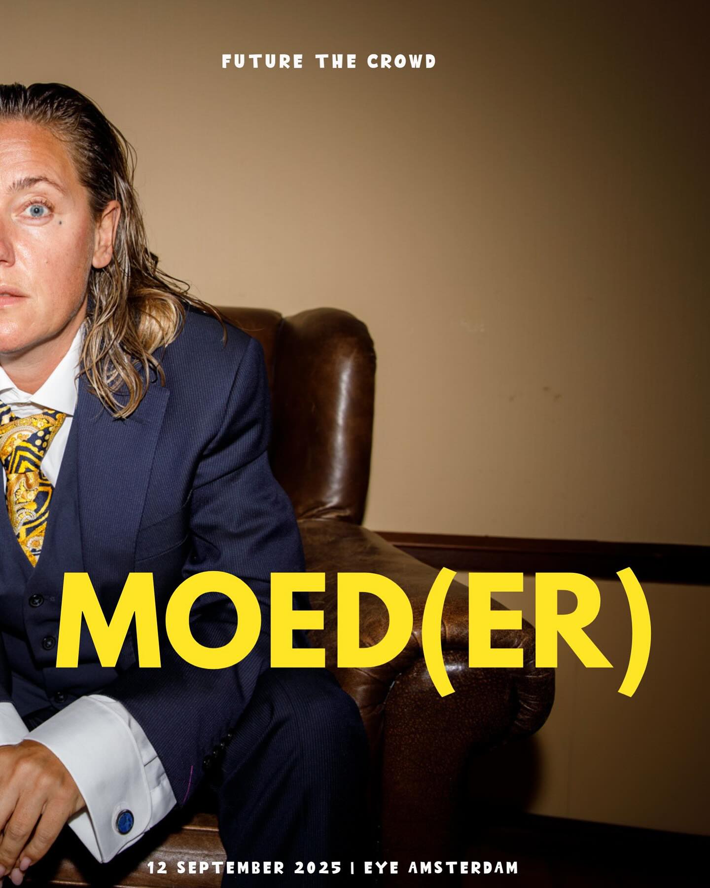 MOED(ER)
Zonder lidwoord.
Zonder context.
Tussen regels en rechters verloor ik iets kleins —
twee letters die alles betekenden: de moeder werd gereduceerd tot moeder.
Een functie.
Een veronderstelling.
Geen verhaal.
Geen stem.
Op 12 september tijdens de Dag van de Scheiding geef ik haar terug.
In vier delen. Met drum. Met stem. Met waarheid.
Voor iedereen die ooit moeder was en de naam verloor in procedures, regelingen en stille aannames.
🎭 Kleinkunst x ritme x recht
🥁 Met drums van Joost van den Oeveren (Anemone)
📸 Fotografie @unstockable_nl
👘 Kostuum @love4yourcloset
📍 Locatie: Eye Amsterdam
#Moeder #DagVanDeScheiding #Kleinkunst #Echtscheiding #Coouderschap #SystemischTheater #FemininePower #vFAS #TheaterMetHartslag #JoostdenOeveren #MoederZonderLidwoord #IkBenDeMoeder