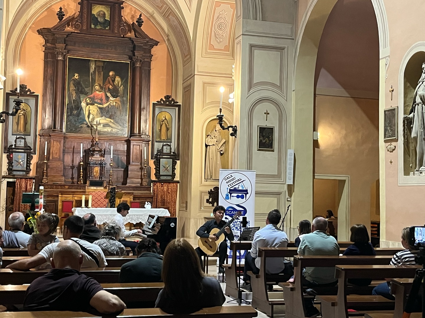 7 giugno – Concerto con grande successo alla Chiesa dei Frati Cappuccini di Imola
Sabato 7 giugno si è tenuto con enorme successo il concerto di Diego Melfi e Andrei Makarov, due musicisti di livello internazionale che hanno incantato il pubblico con un raffinato programma comprendente opere di Giuliani, Mertz, Mozart, Chopin e Ravel.
Momento di grande emozione è stato l’intervento straordinario della giovanissima violinista Sara Polmoni, 9 anni, che ha eseguito con grazia e sensibilità l’“Introduzione e Polonaise” di Carl Bohm. Una vera promessa, già premiata al concorso GiovanissimiSuoni di Monterenzio, che ha regalato al pubblico imolese un ricordo indelebile.
Un sentito ringraziamento a Padre Attilio per la generosa accoglienza, a Ekaterina Chebotareva per la presentazione della serata e a Silvia Salvi, docente di Sara, per aver coltivato con dedizione e competenza questo talento straordinario.
📍 Chiesa dei Frati Cappuccini – via Villa Clelia 16, Imola
#galamusicfestival #concertimola #musicaclassica2025 #diegomelfi #andreimakarov #sarapolmoni #giovanissimisuoni #musicaimola #chiesacappuccini #eventiemiliaromagna #musicaliveitalia #musicaemozioni #musicaclassicaitalia #imola #evento #musica