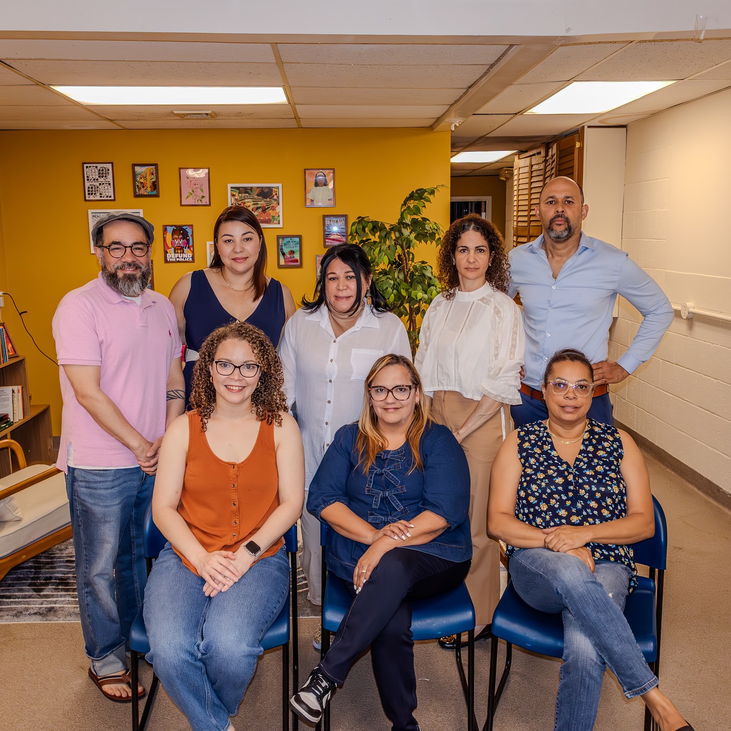 ¡Un abrazote y mil gracias a lxs participantes de nuestra primera cohorte de la Escuela de Campaña en español! 🔥
Este finde, nos juntamos con vecinxs de todo Waterbury pa’ aprender cómo de verdad funciona el gobierno local — y cómo usar la política electoral como una de muchas herramientas pa’ organizar el barrio y luchar por cambios que sí se sientan.
Gracias por llegar los tres días corridos, por las preguntas, la energía y ese deseo de echar pa’lante nuestras comunidades.
Shoutout especial a nuestros facilitadores duros Coralys Santana y Rafael Rosario 💥
Gracias a @papis__kitchen por llenarnos el corazón y la barriga 🫶🏽🍴🇩🇴
Y a @tpp_hq por prestarnos su espacio brutal con coworking, salones de reunión y más 🔑🏢
El barrio dijo presente — ¡y esto es solo el comienzo! ✊🏽
⸻
Big love to the amazing participants of our first-ever Campaign School cohort in Spanish! 💪🏽✨
This weekend, residents from across Waterbury came together to learn how local government really works — and how to use electoral politics as just one of the many tools we got to organize our communities and fight for the changes we need.
Thank you for showing up all three days, for bringing your questions, your energy, and your passion to build something better.
Special shoutout to our powerhouse facilitators Coralys Santana & Rafael Rosario 💥
Big thanks to Papi’s Kitchen for keeping us full and happy all weekend 🍽️
And love to The People’s Place for holding us in their beautiful coworking and community space 🏢🧡
The community showed up, and we’re just getting started. ✊🏽
📸 @focusphotography.cs
