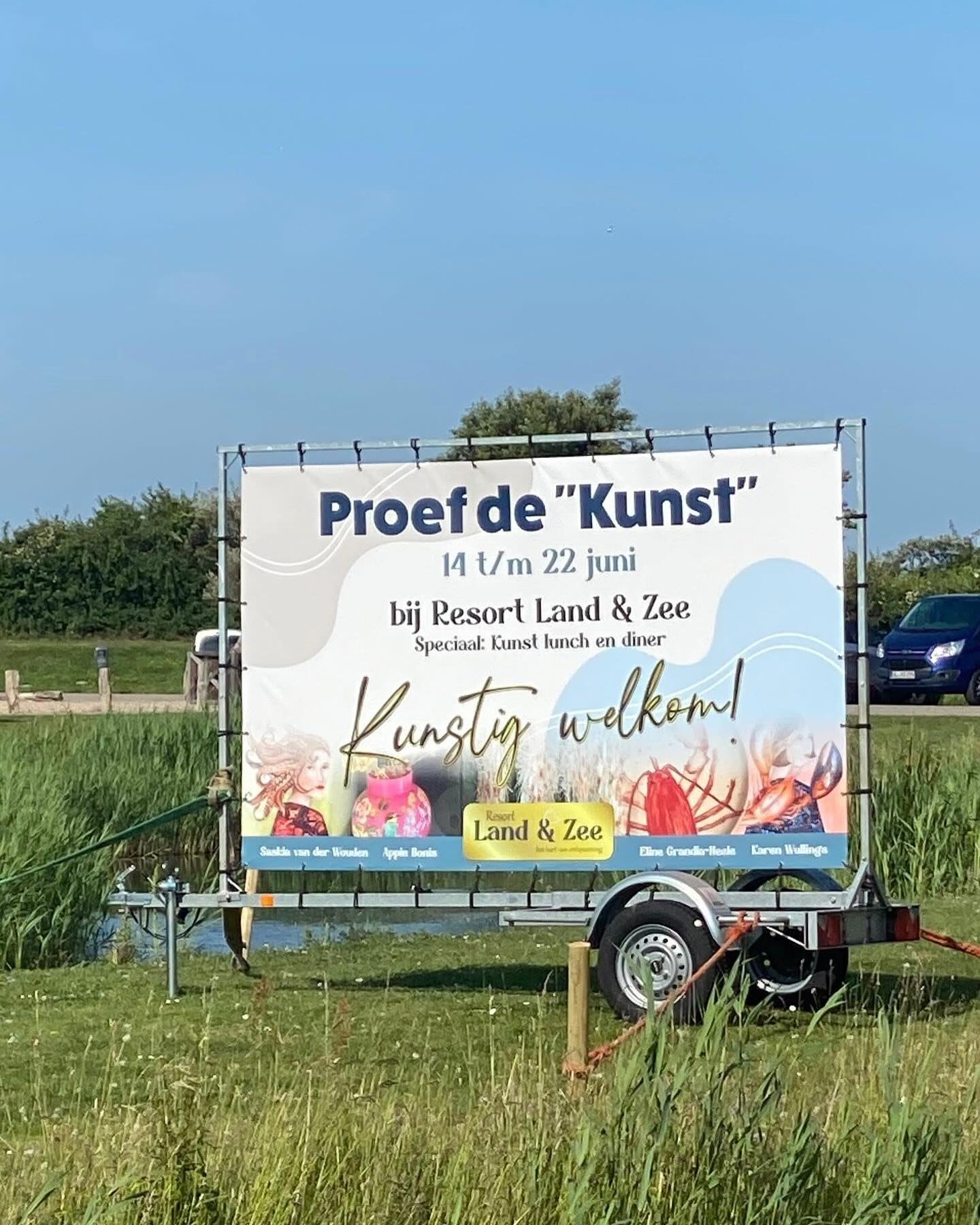 🎨 Proef de “Kunst”! 🍽️
Tijdens de Kunstschouw-route (tot 22 juni) kun je een heerlijke tussenstop maken bij Resort Land & Zee. Geniet van een speciale Kunstlunch!
Een heerlijke trio van heerlijke gerechten voor 14,50 euro.
Tussen het proeven door kun je ook genieten van diverse kunst:
📍 Op deze geweldige locatie exposeren vier kunstenaars met een kleurrijke mix van schilderijen, vazen, aardewerk, sjaals en nog veel meer moois.
Kunst kijken én lekker eten?
Welkom bij @resortlandenzee ….en maak van je Kunstschouw een complete beleving!
#kunstschouw #kunstschouw2025 #zeeland#schouwenduiveland #kunstkieken #kunstlunch #schilderijen