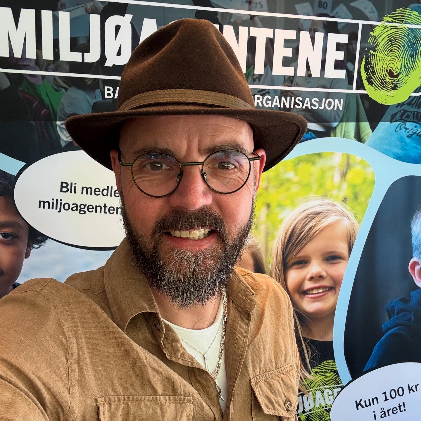 Det ble magiske dager når @miljoagentene hadde landsmøte på Hamar med agenter fra hele Norge! Trevokterne holdt tryllestav-workshop for nærmere 50 personer på to dager. 30 barn òg jammen ble ikke mange av foreldrene med på eventyret også! Takk for at vi fikk være en del av deres fantastiske opplegg!
#trevokterne #kunstenåfortelle #norsketryllestaver @jonlovaas_scenographer @jonlovaas @norwegian_wands #skogenmerennbaretrær @sandnesmedia