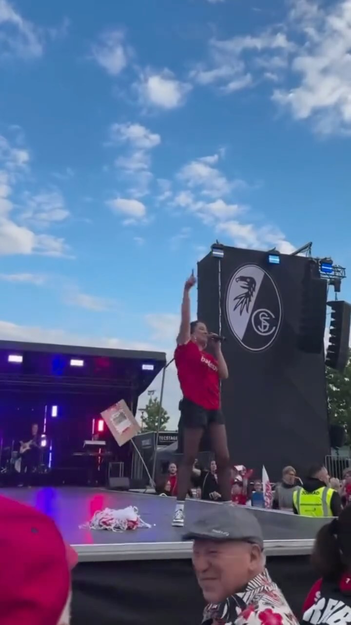 ⚽️ 10.000de Fans nach dem Spiel, die ihren Verein imme- egal was passiert- lieben und wir durften das letzte Heimspiel der Saison im Europa-Park Stadion mit euch feiern!
Ein unvergesslicher Auftritt vor einer unglaublichen Kulisse.
Danke, SCF-Fans – für eure Energie, eure Stimmen, eure Liebe zum Verein und zur Musik.
Für uns als Band war das pure Magie mit euch und der Mannschaft zu singen zu tanzen und feiern.
📍 Wer war live dabei? Markiert euch, teilt’s weiter – und lasst uns wissen, welcher euer Lieblingsmoment war!
👇
🎶 Ton an & mitfeiern!
#Nightunes #SCFreiburg #EuropaparkStadion #SCFHeimspiel #LetztesSaisonspiel #Liveband #FussballLiebe #Musikverbindet #Fankultur #Gänsehautmoment #Bandlife #Stadionvibes #weddingband #partyband #livemusic #dance #eventband #highclassentertainment #FreiburgLive #MusikUndFussball #Stadionkonzert