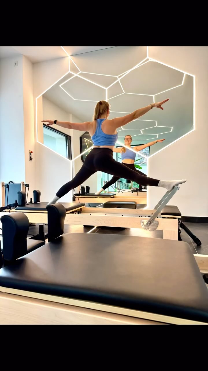 Exzellenz in Bewegung – Pilates mit Tiefe und Anspruch
Im Herzen von Grünwald, dort wo Ruhe und Stil aufeinandertreffen, hat ZOE eine Boutique geschaffen, die mehr ist als ein Ort für Körpertraining – sie ist ein Refugium für Frauen, die Wert auf Qualität, Ästhetik und nachhaltige Transformation legen.
Als ehemalige Hochleistungssportlerin kennt sie die Sprache des Körpers in ihrer tiefsten Form. Nach der Geburt ihrer vier Kinder hat sie erfahren, wie herausfordernd – und gleichzeitig kraftvoll – der Weg zurück zur eigenen Mitte sein kann. Diese Erfahrung bildet das Fundament ihres exklusiven Pilates-Konzepts: individuell, anspruchsvoll und mit einem feinen Gespür für die besonderen Bedürfnisse des weiblichen Körpers.
„Wahre Stärke liegt in der Kontrolle, nicht im Kampf – Pilates schenkt mir beides.“
In einem stilvollen Ambiente, fernab anonymer Fitnesskultur, begegnet man hier einem ganzheitlichen Ansatz: Jede Stunde ist maßgeschneidert, jede Bewegung präzise, jede Begegnung persönlich. Ihre Boutique steht für Exzellenz, für Eleganz in der Bewegung und für die leise, aber nachhaltige Rückkehr in die eigene Kraft.
Ein Ort, der inspiriert – und transformiert.