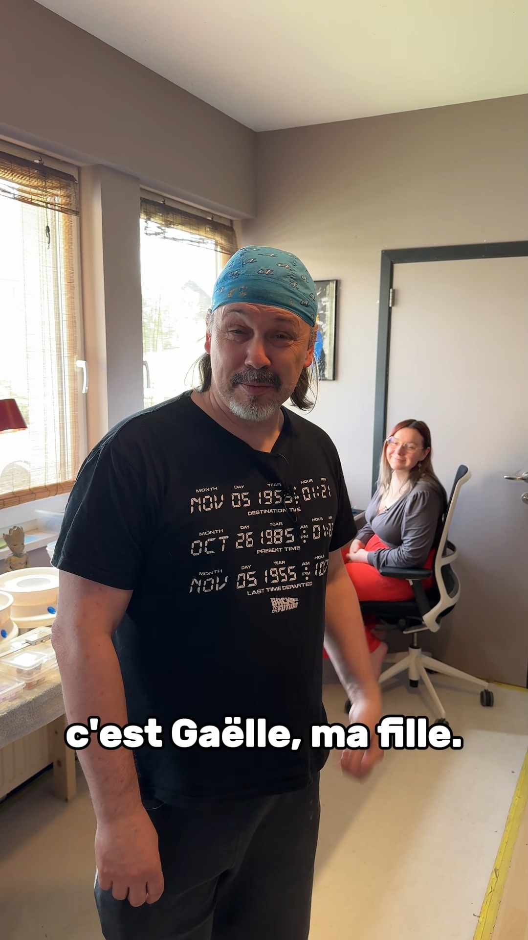 ✨🎧 Aujourd’hui, on vous présente quelqu’un de très spécial : ma sœur.
C’est elle qui a eu l’idée de génie : transformer de tout petits dés en boucles d’oreilles, et intégrer des dés dans des bijoux faits main.
Depuis, c’est devenu une des touches les plus uniques de La Looterie.
Dans cette vidéo, on vous montre comment elle les fabrique, son tout petit atelier à elle, et on parle un peu de ce que l’avenir nous réserve côté bijoux… (autant vous dire qu’il y a de belles choses à venir 👀)
C’est discret, c’est créatif, et ça brille juste ce qu’il faut.
#bijouxdés #diceearrings #dicejewelry #jewelrymaking #bijouxfaitmain #famille #soeur
#lalooterie #artisanat #jdr #resine #handmade #pourtoi #faitmain #dnd #dés #dice #dnd5e #boutique #etsy #fyp