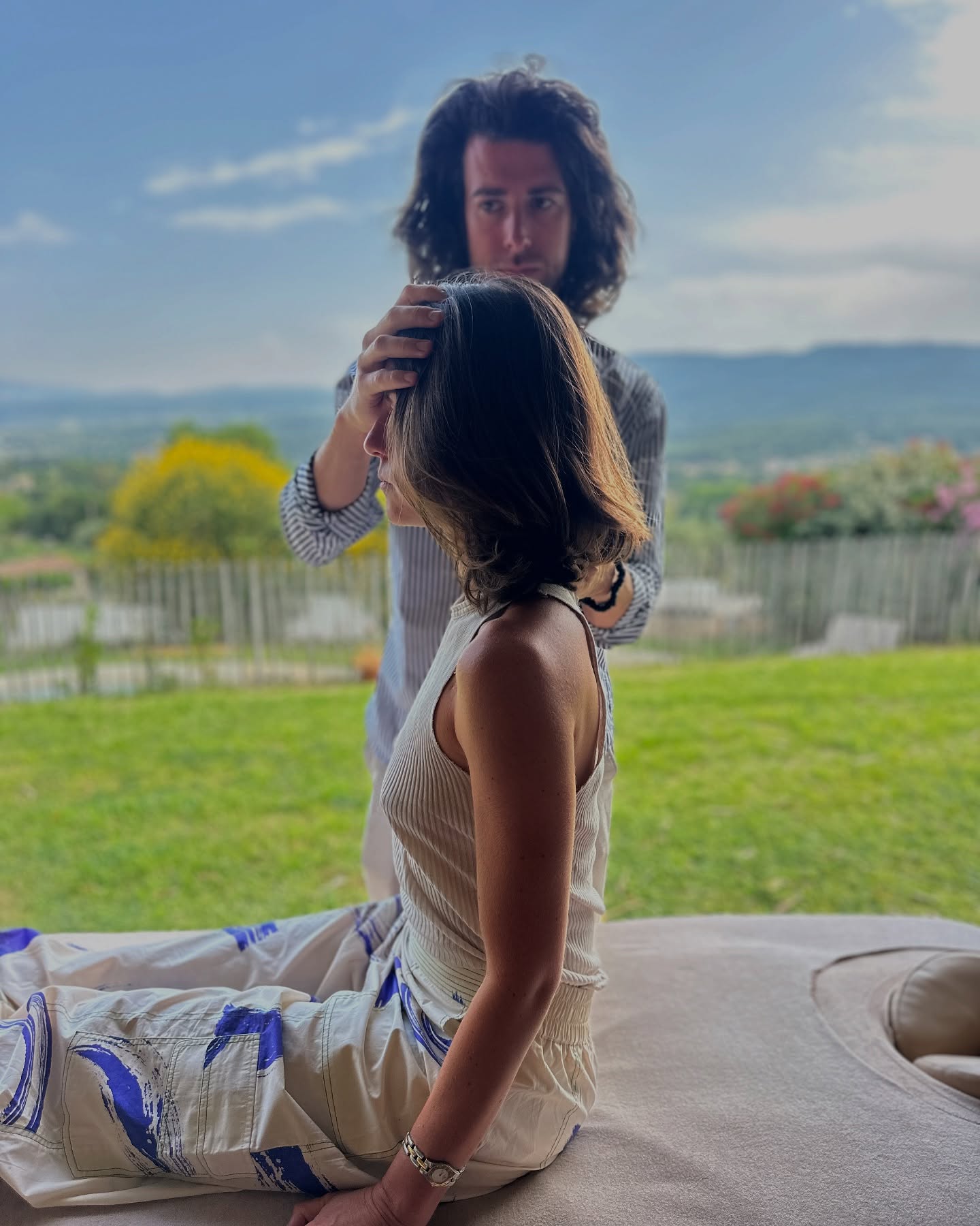 Nouvelle résidence Inné soins chiropratiques et énergétiques à La Font des Pères – Le Beausset 🌿
Nous en résidence à la Font des Pères au Beausset à partir de la semaine prochaine tous les jeudis pour des consultations et soins.
Nos déplacements dans le monde, nous permettent d’essaimer notre vision de la santé engagée. Cette fois-ci c’est dans un lieu d’exception, auberge, spa, domaine viticole niché en pleine nature, entre vignes, collines et silence que nous posons nos tables.
Les soins se déroulent en semi-extérieur dans des espaces boisés avec vue sur potager et montagnes.
Un espace hors du temps, où les soins énergétiques et les ajustements chiropratiques prennent une autre dimension, en lien direct avec la terre.
🍇 Un cadre naturel unique
🌞 Une atmosphère propice à l’ancrage, au relâchement et à la transformation
💫 Des séances personnalisées proposées par Alexis Robic pour vous accompagner dans votre réalignement physique, émotionnel et spirituel.
📍 Tous les jeudis sur rendez-vous uniquement – nombre de places limitées
📬 Infos & réservations en message privé ou sur WhatsApp https://wa.me/33699200670