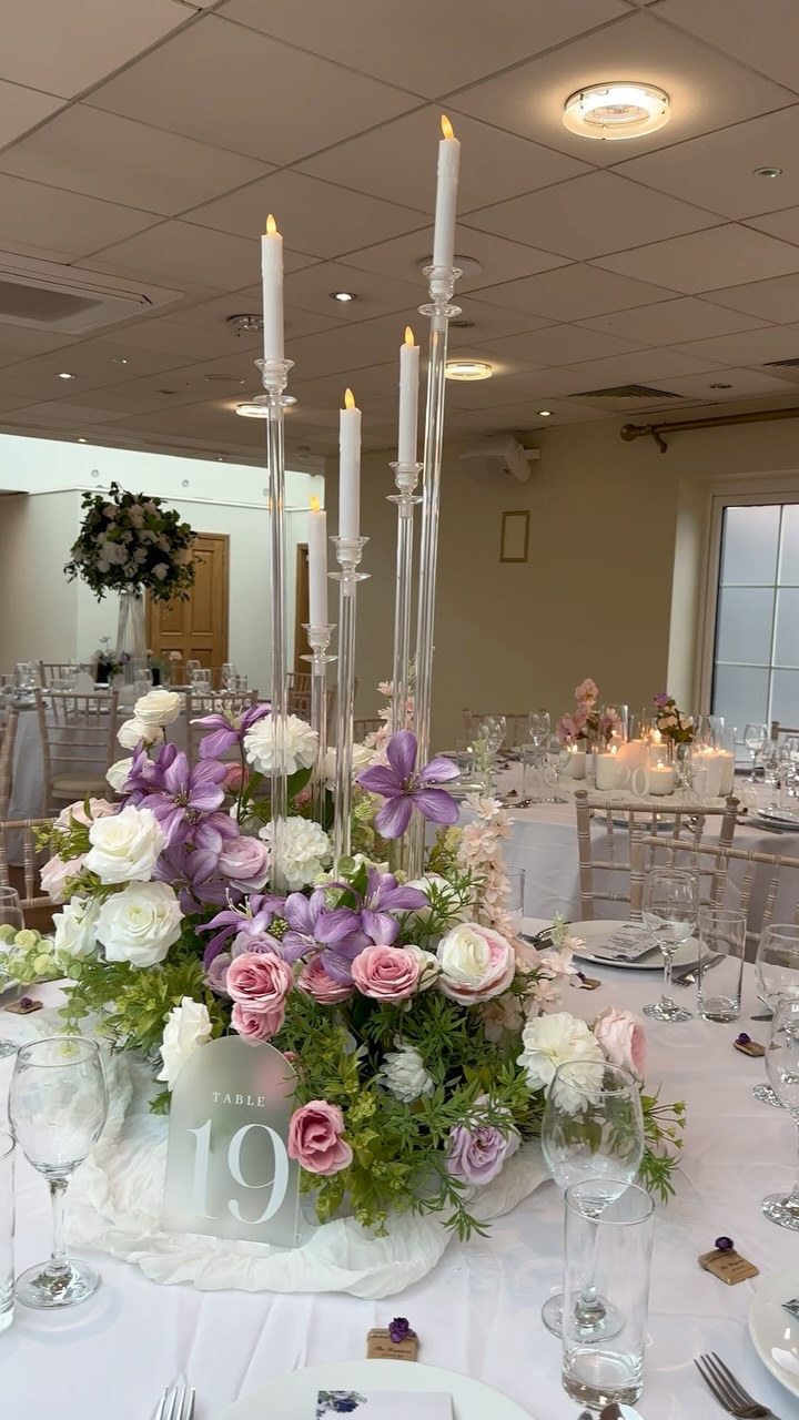 • ZARA & ONKAR •
A closer look at the table centrepieces from Zara & Onkar’s wedding reception - soft florals, candlelight, and all the little details that made their guest tables glow!
#weddingdecor #weddingtables #ukwedding #luxurywedding #receptiondecor #multiculturalwedding #orsetthallwedding